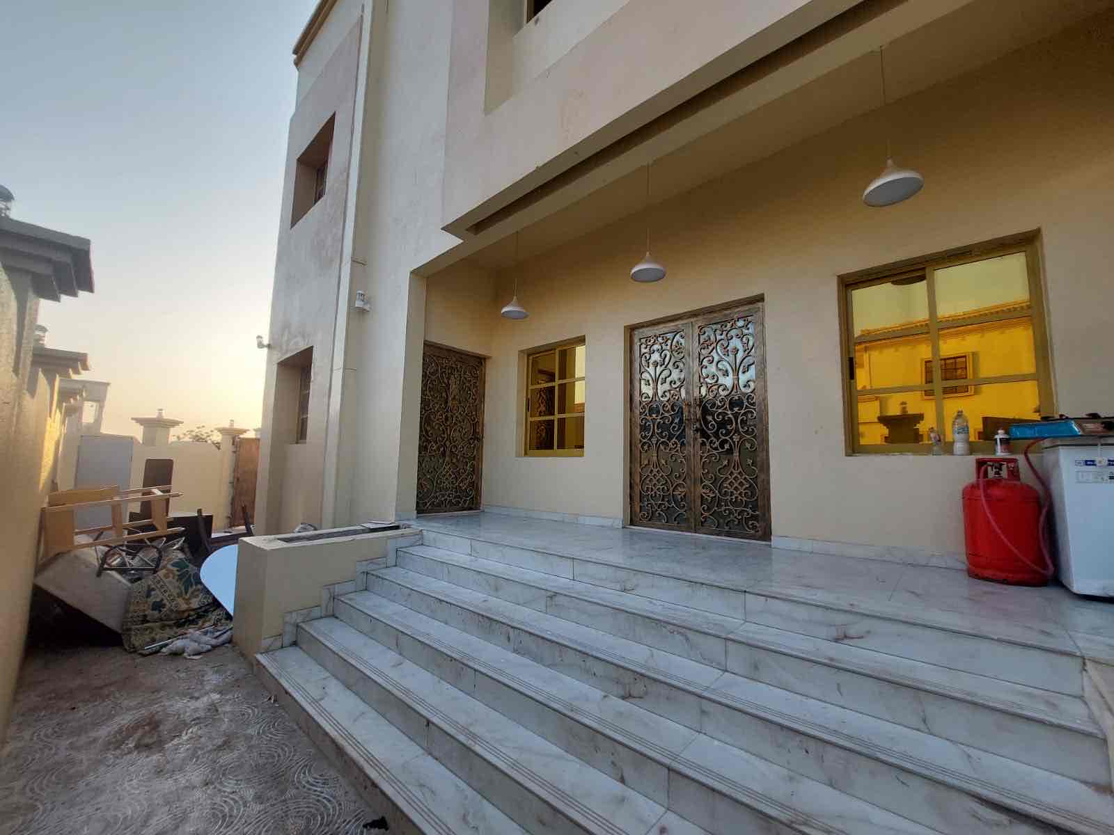 Villa for rent in Ajman, Al Muwaihat 1 area Behind Nesto 5 master bedrooms, a living room, a kitchen, and a maid's room With air conditioners Required 90 thousand in four installments