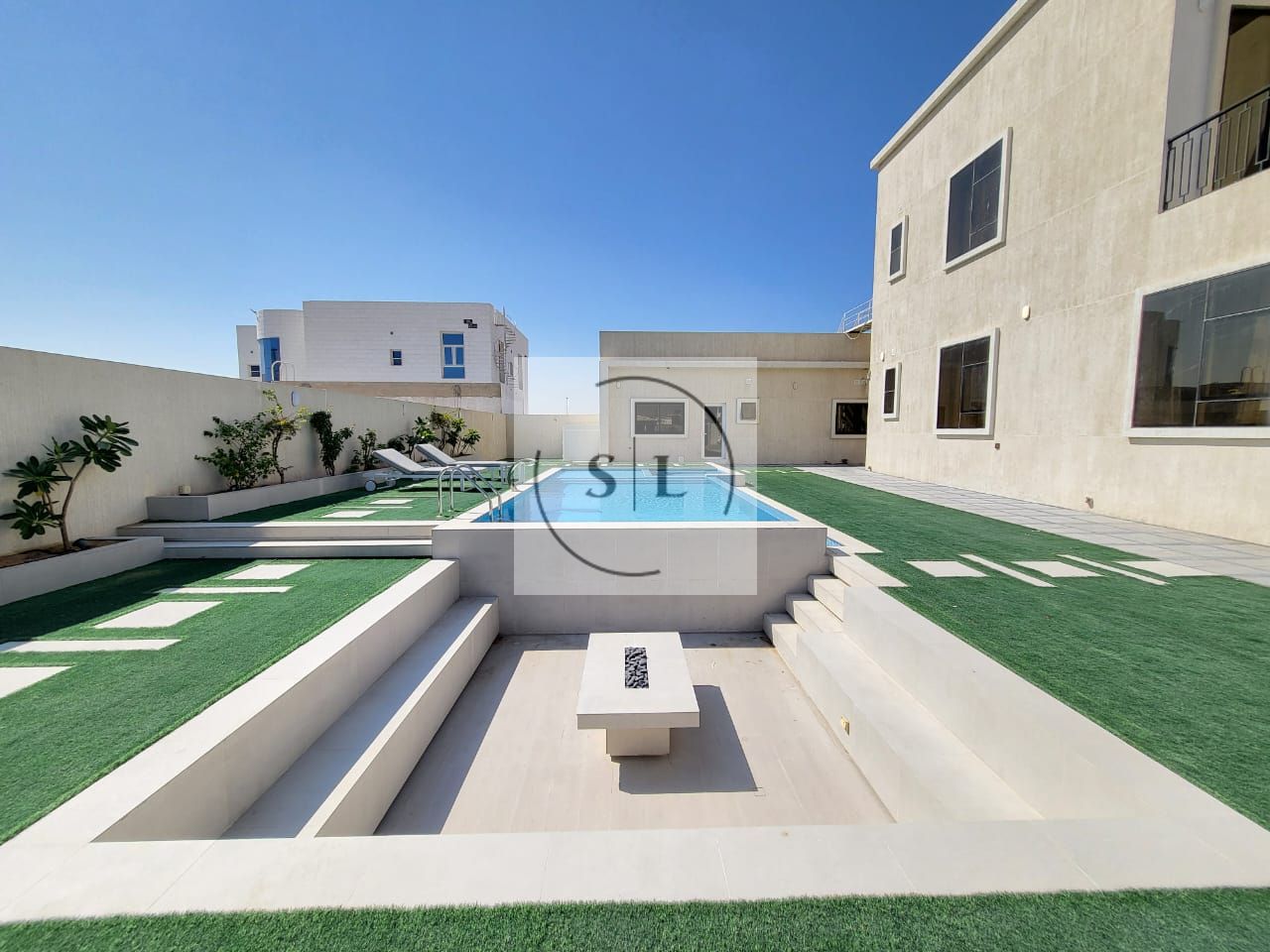 Huge villa, with swimming pool External Majlis