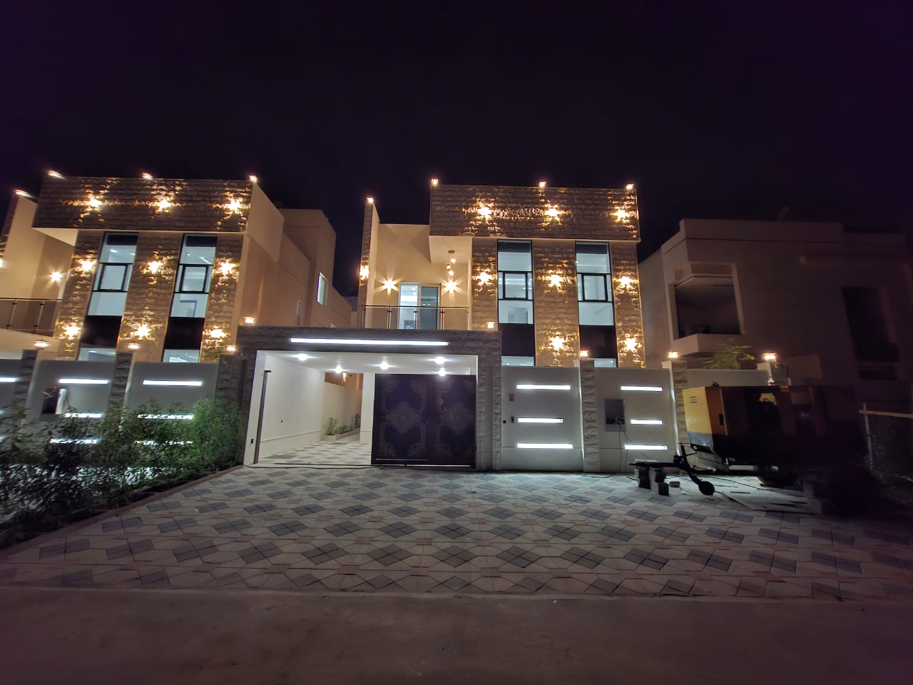 For sale, including registration fees, central air conditioning, and without down payment, a villa near the mosque, one of the most luxurious villas i