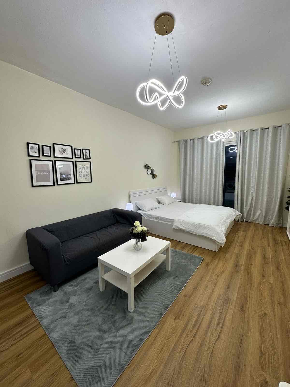 Unbeatable Rates II Immaculate Studio II Lake Views II Newly Furnished
