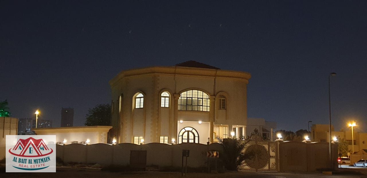 New villa, and large vacant land with sea view in Al-Fasht