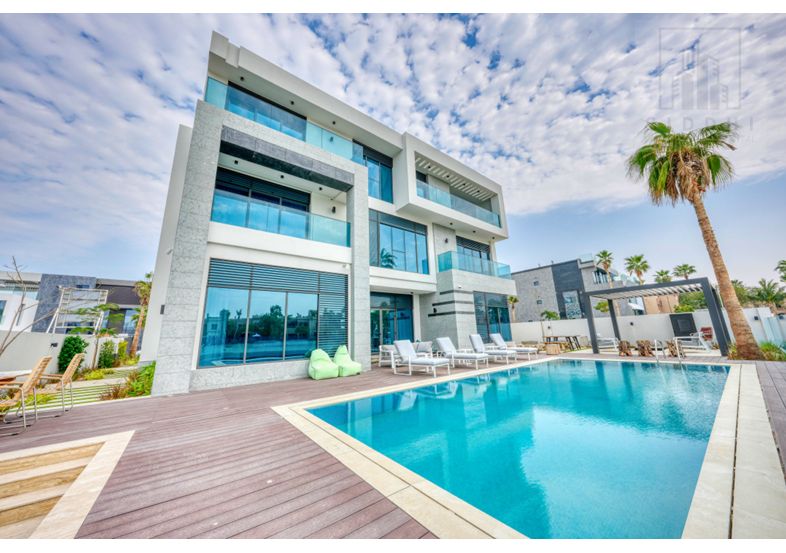 DIRECT FROM OWNER , LUXURY LIVING ,PRIVATE BEACH , BILLIONARE FROND