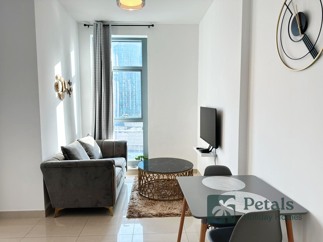 Chic Studio at Claren Towers | Steps from Dubai Mall & Burj Khalifa | Minutes from Souk Al Bahar