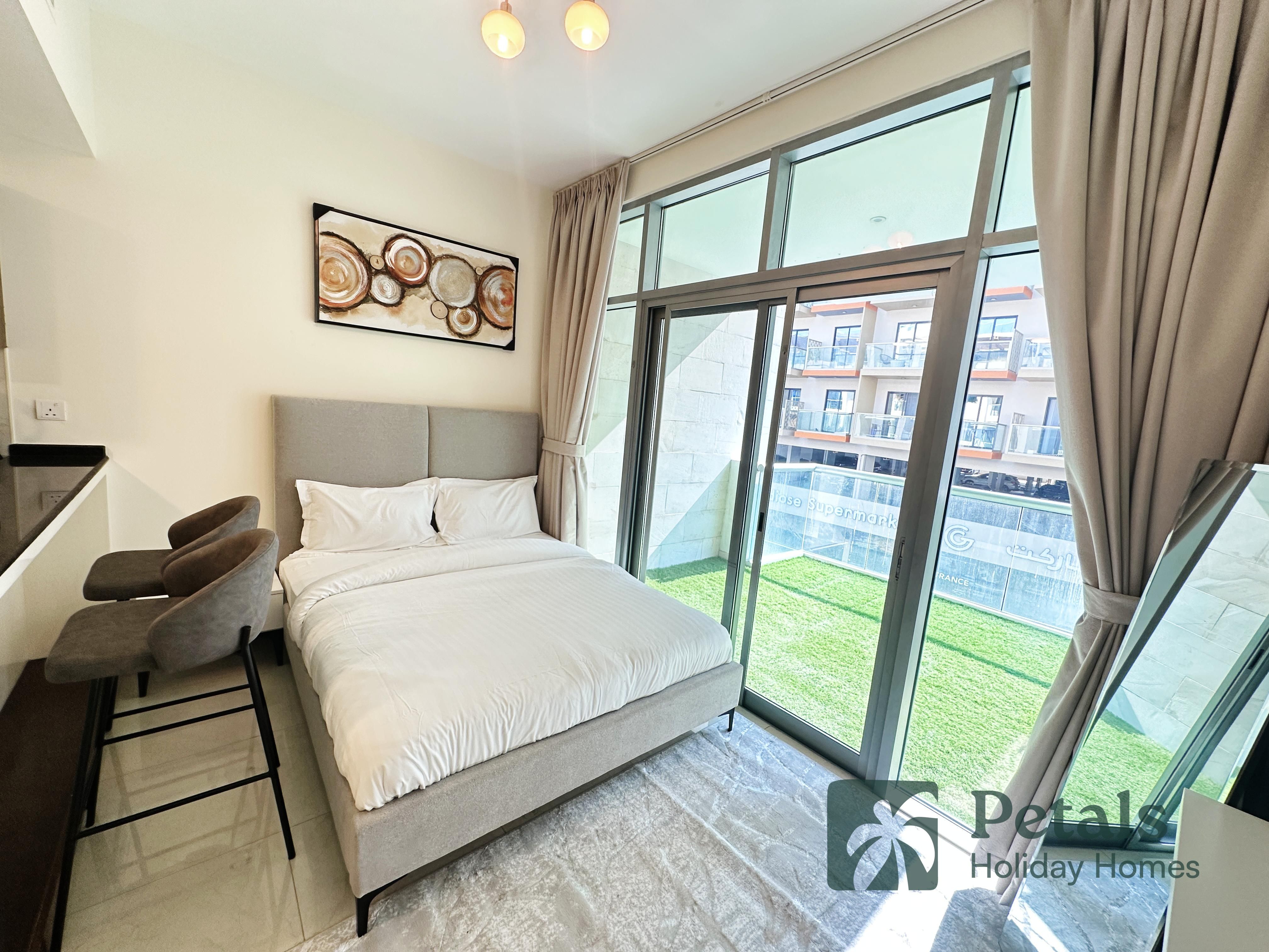 Modern Studio Retreat with Lounge Vibes in Villa Myra, JVC!