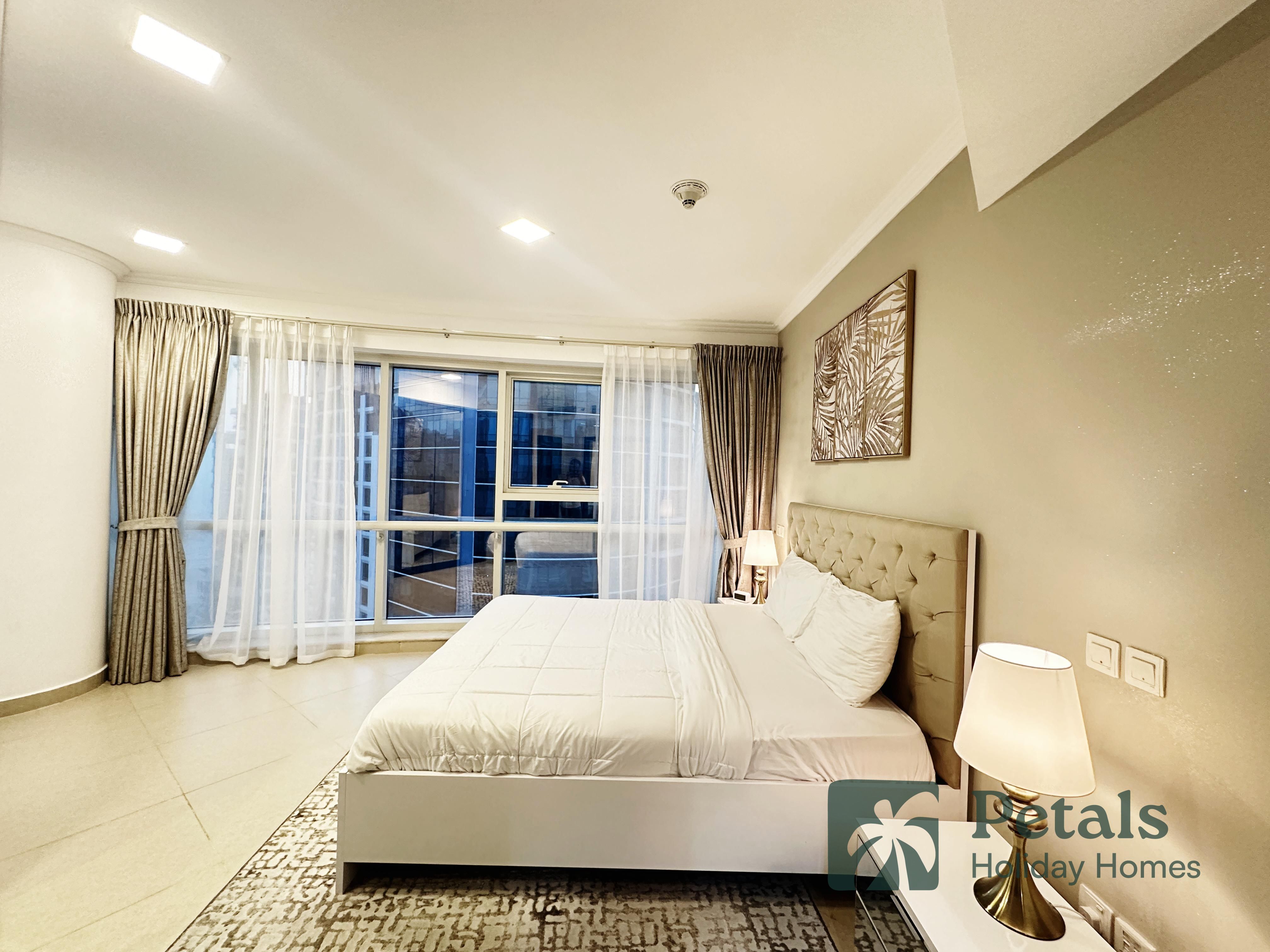 Sophisticated Urban Living: Short-Term Stays at Gold Crest Executive, JLT