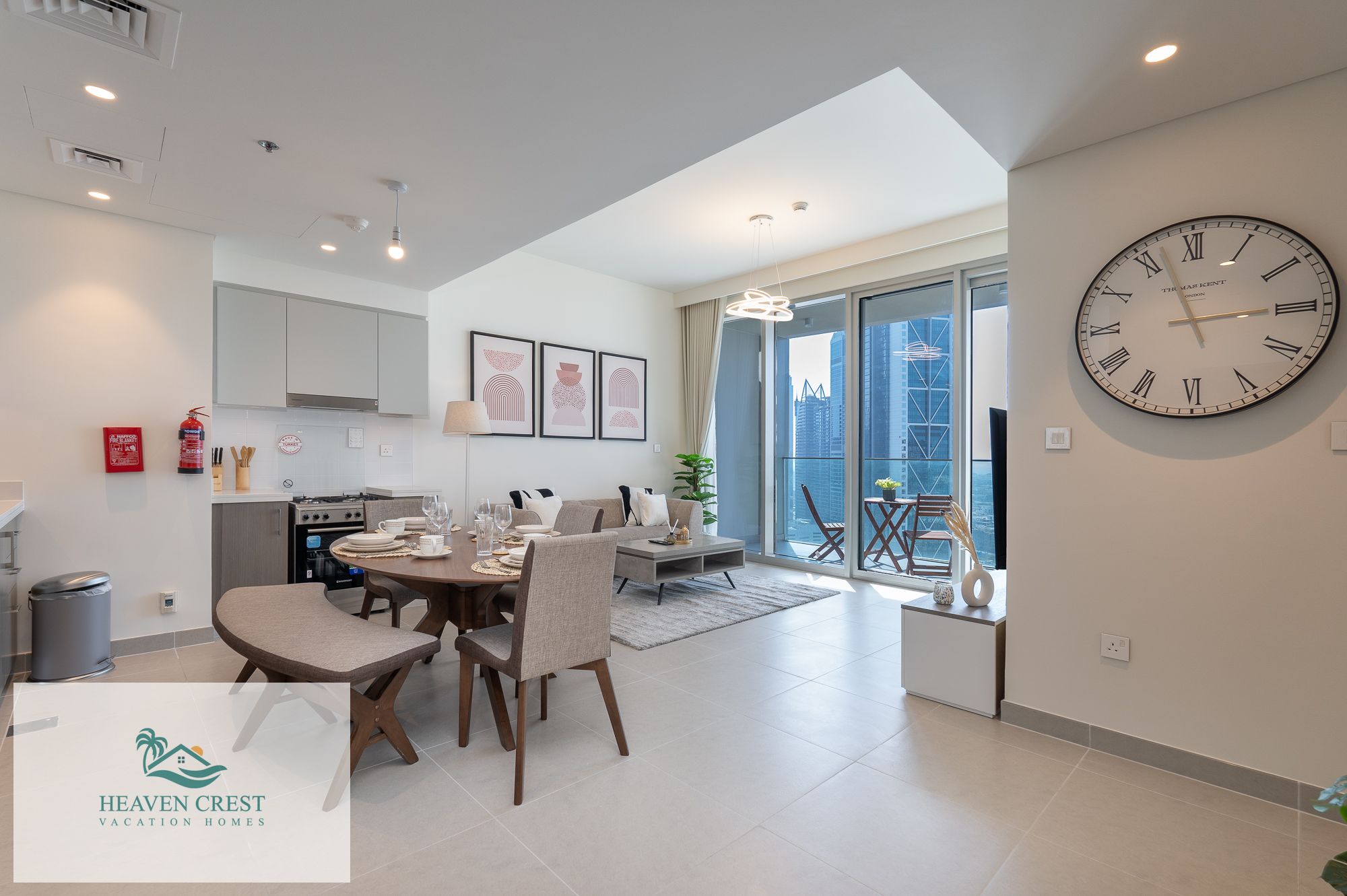 Ultra Luxury 2 bed Apartment - Free Parking, Gym and Pool - All Bills included
