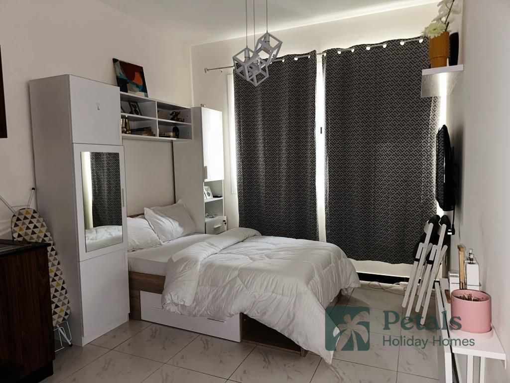 Elegant City Retreat: Short-Term Stays at Knightsbridge Court, JVC