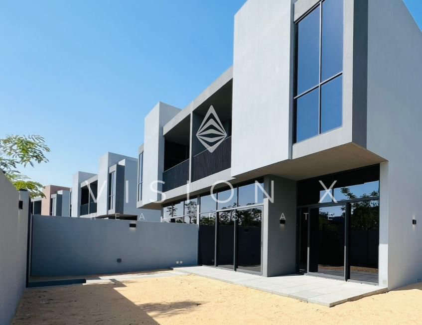 Modern 3-BR Townhouse with Garden Views in Masaar