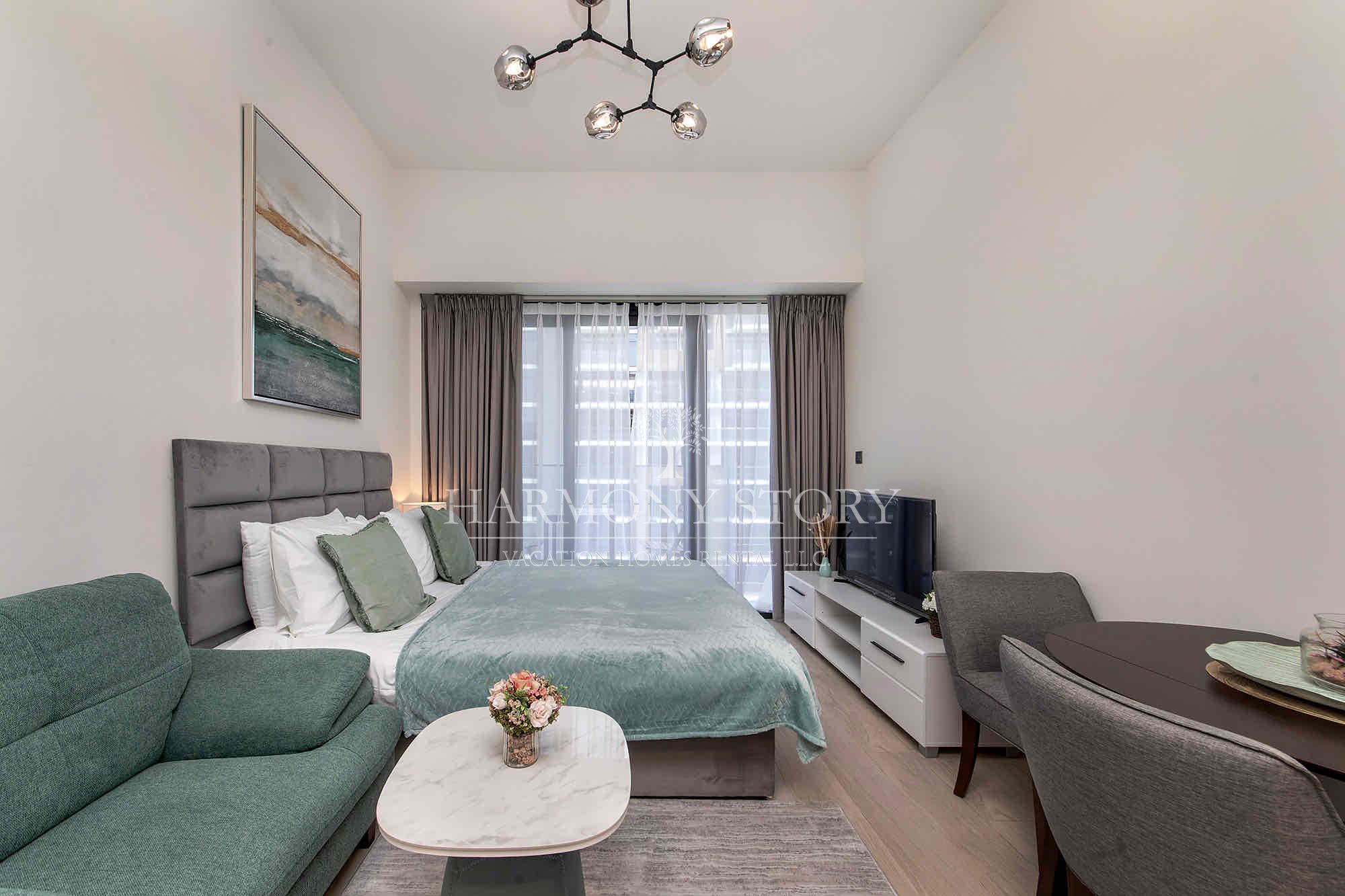 Luxury Oasis: Studio with Pool View in Azizi Riviera