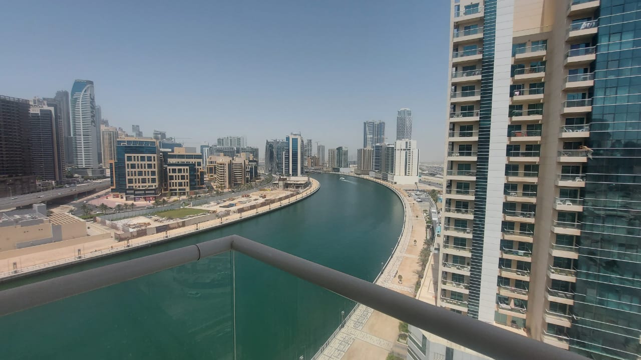 Corner Unit | Spacious 1BR | Balcony | Prime Business Bay