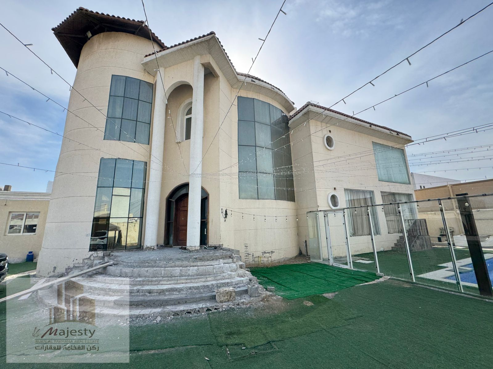 For sale in Sharjah in Al Rahmaniya area, villa with distinctive design, great location, a quiet and upscale residential area, fully serviced