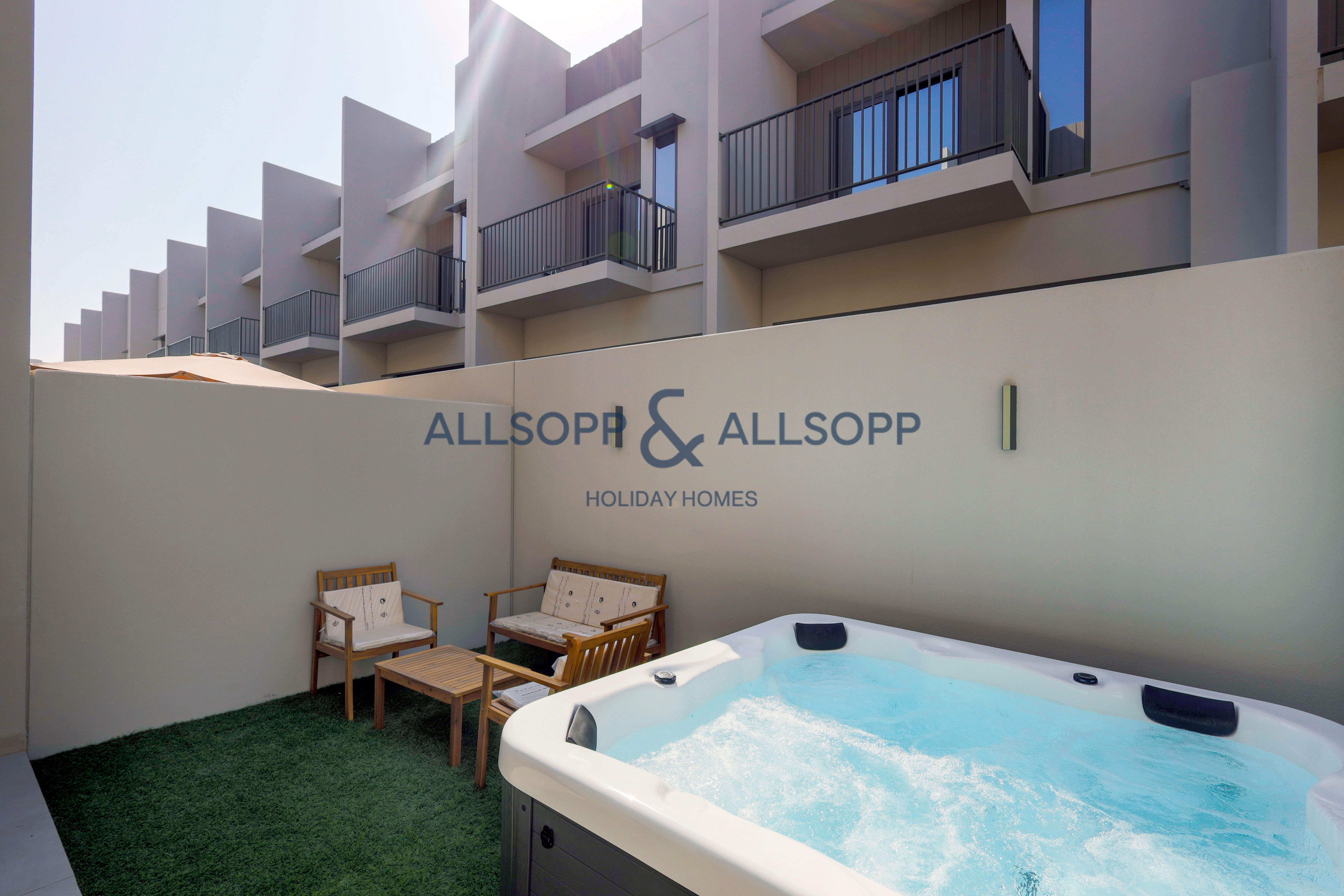 2 Bedroom Townhouse w/ Private Jacuzzi at MAG Eye Townhouse