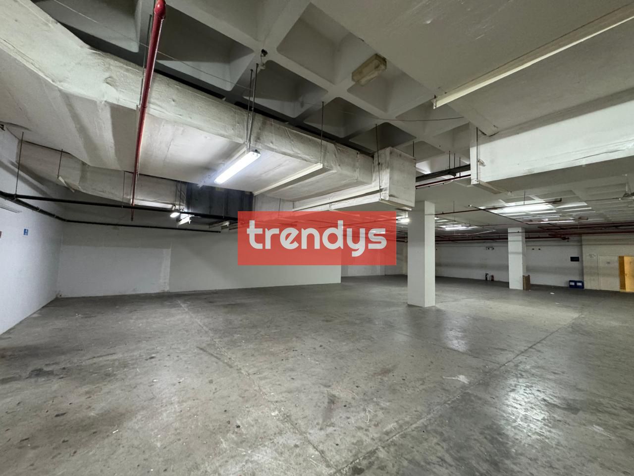 Massive Showroom and warehouse for Rent in Deira Al Khabaisi
