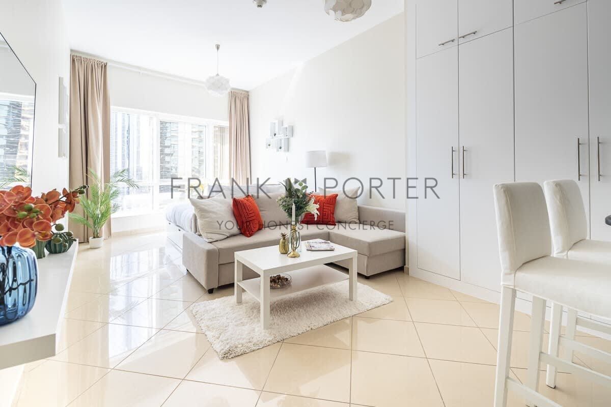 Bright Studio in JLT with Relaxing Lake Views