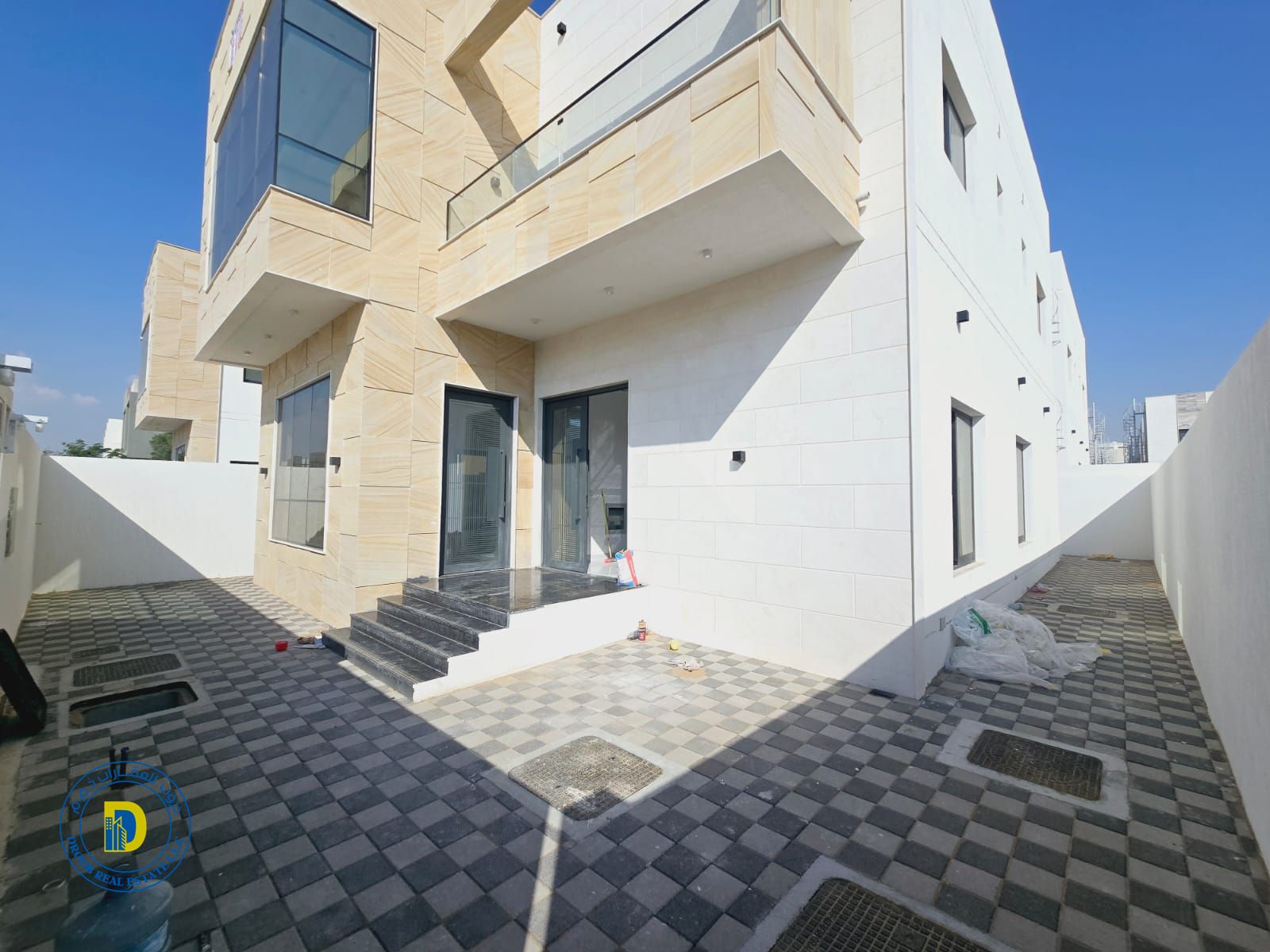 For sale in Al Helio 2, a villa with 5 rooms and a roof, a distinguished location, 100% bank financing, the price includes registration fees
