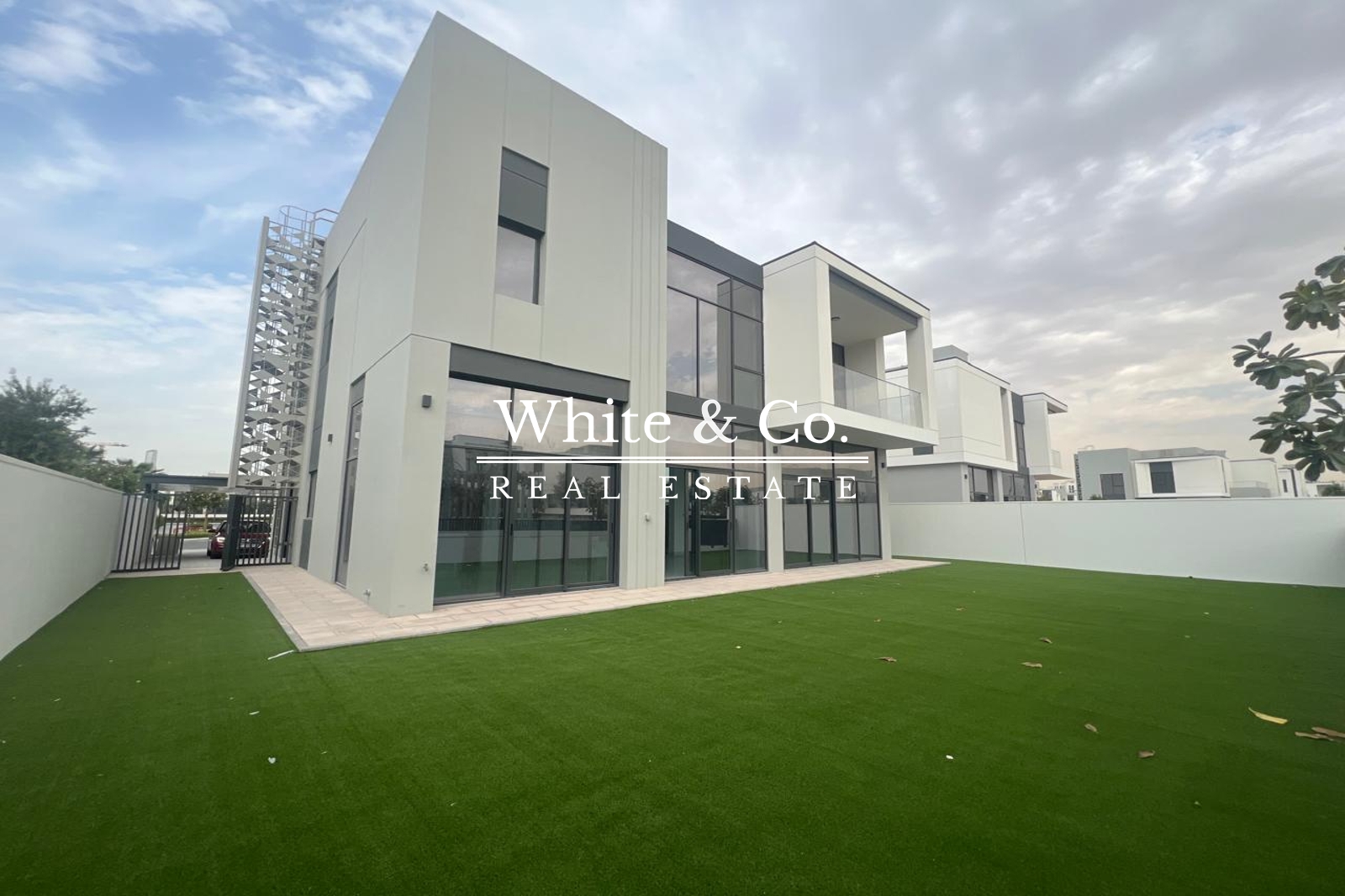 Landscaped | Single Row | Pool facing