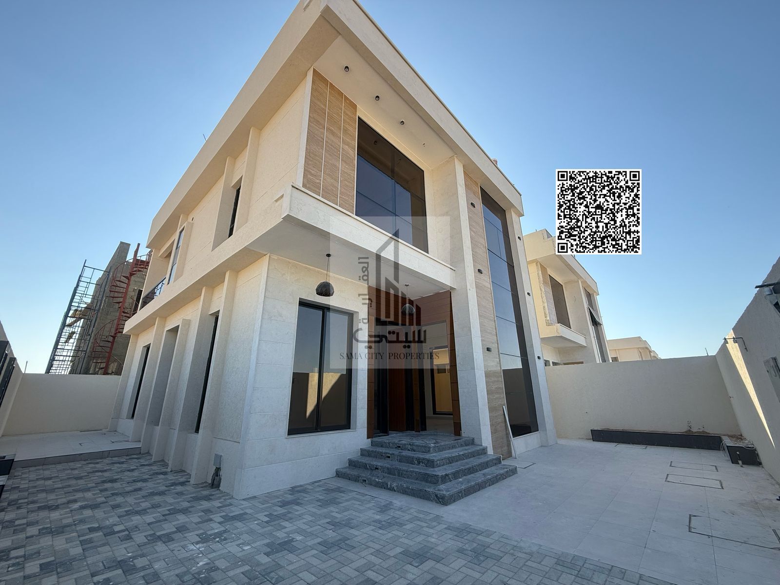 European finishing with a roof, no annual fees, freehold for all nationalities
