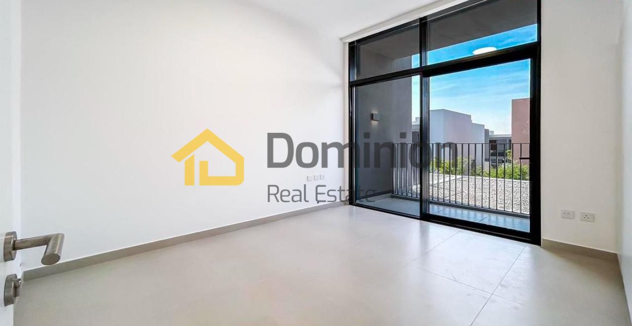 Exclusive 3-Bedroom Townhouse in Prime Location – Smart Home Living