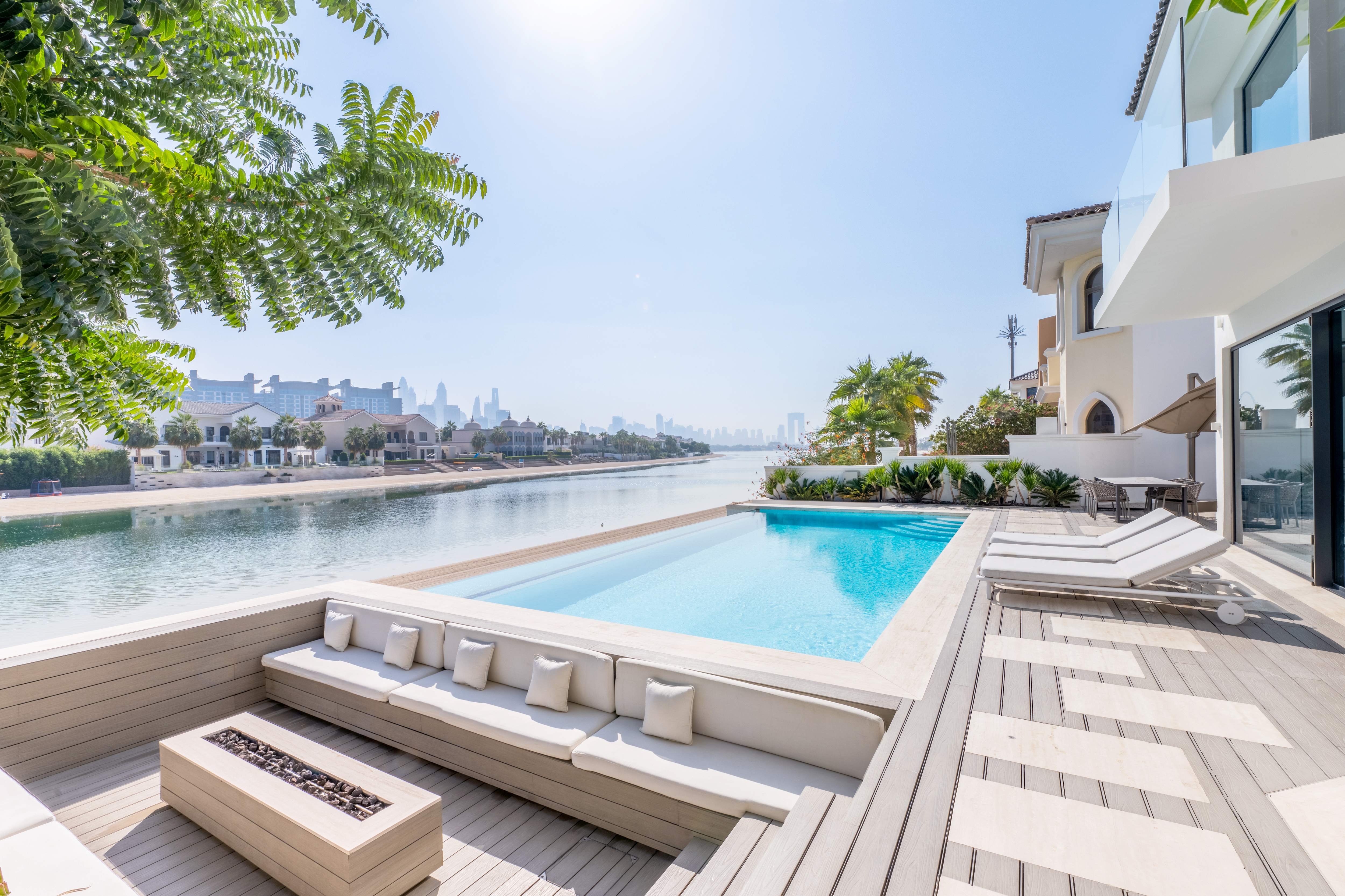 Palm Jumeirah Paradise: Upgraded 5BR Villa | Infinity Pool | Cinema Room