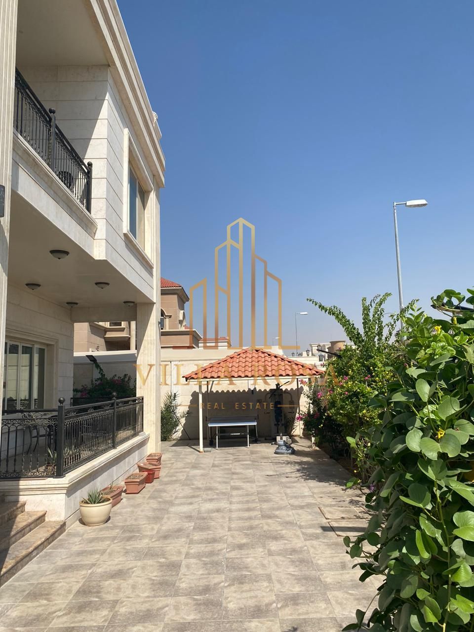A luxurious villa with super deluxe finishing in the Al-Hoshi area