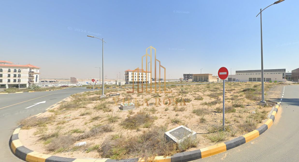 Commercial land in a golden location on 3 streets - garden view - close to schools and services