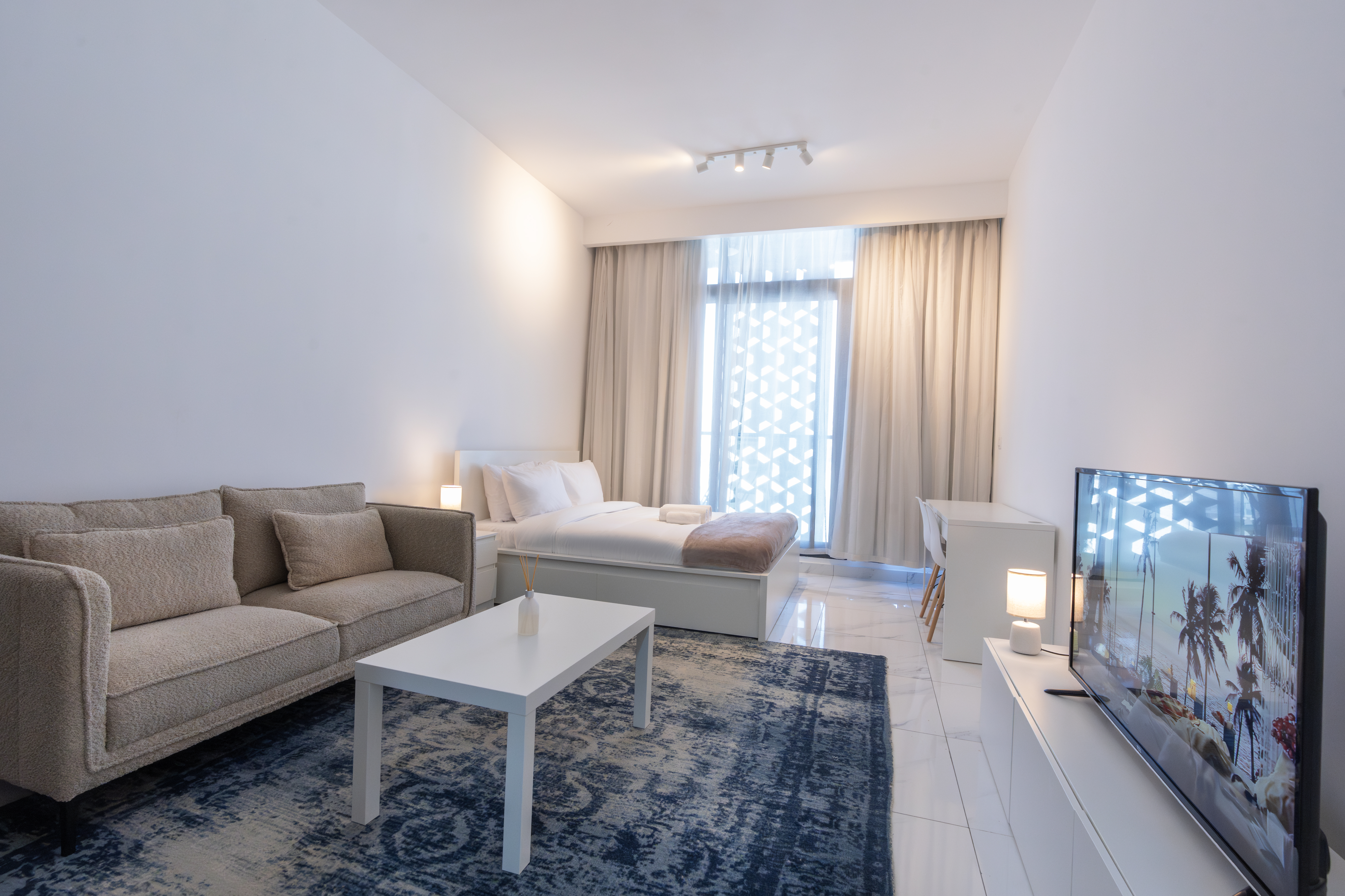 Vibrant Studio with Gym Access | Furnished | Flexible term