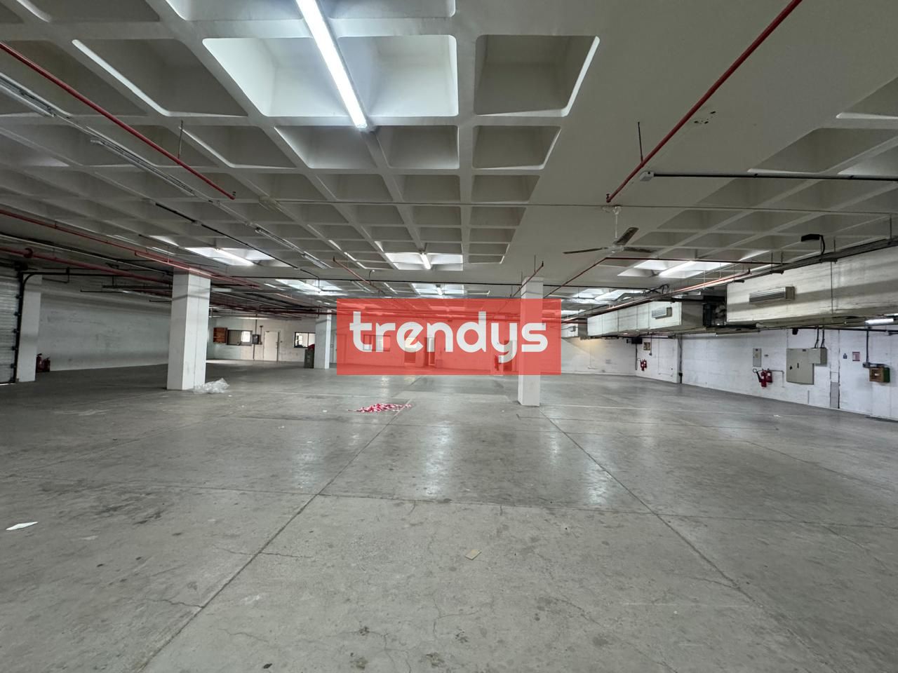Massive Showroom and warehouse for Rent in Deira Al Khabaisi