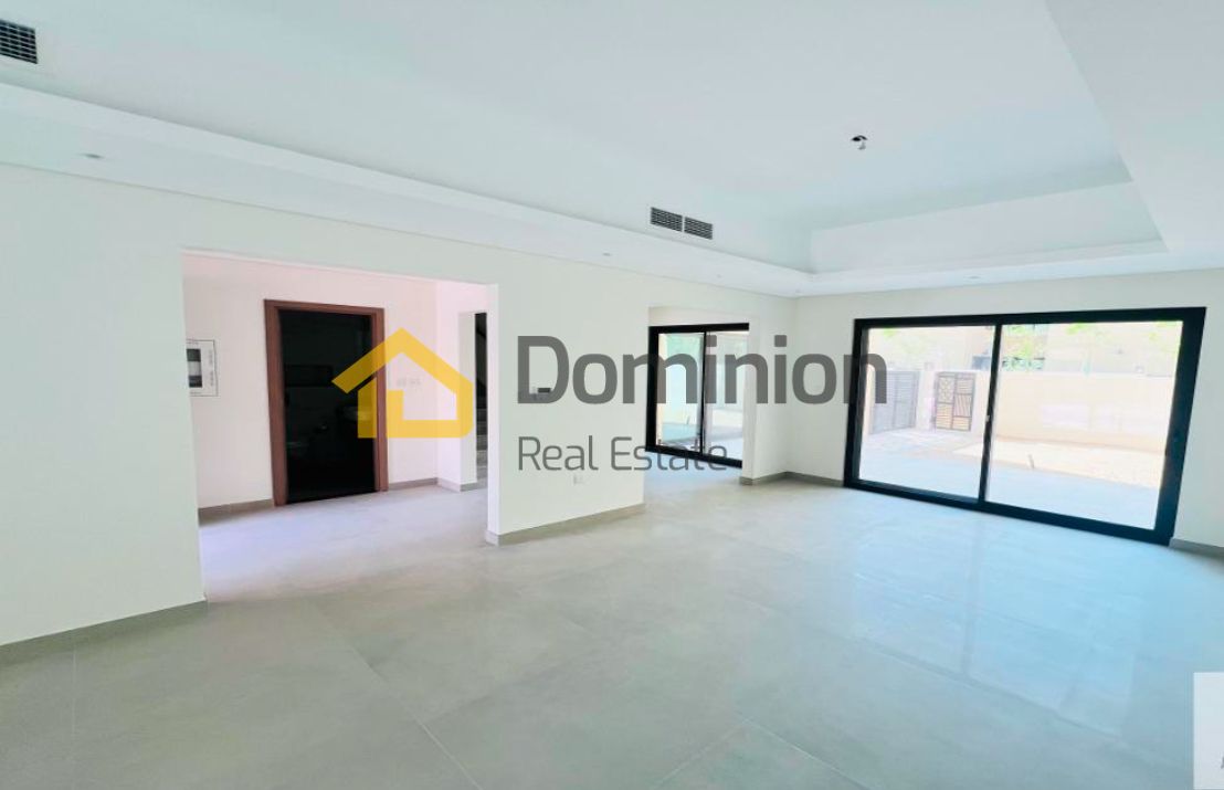 Live Sustainably: Elegant 5-Bedroom Townhouse Close to Nature