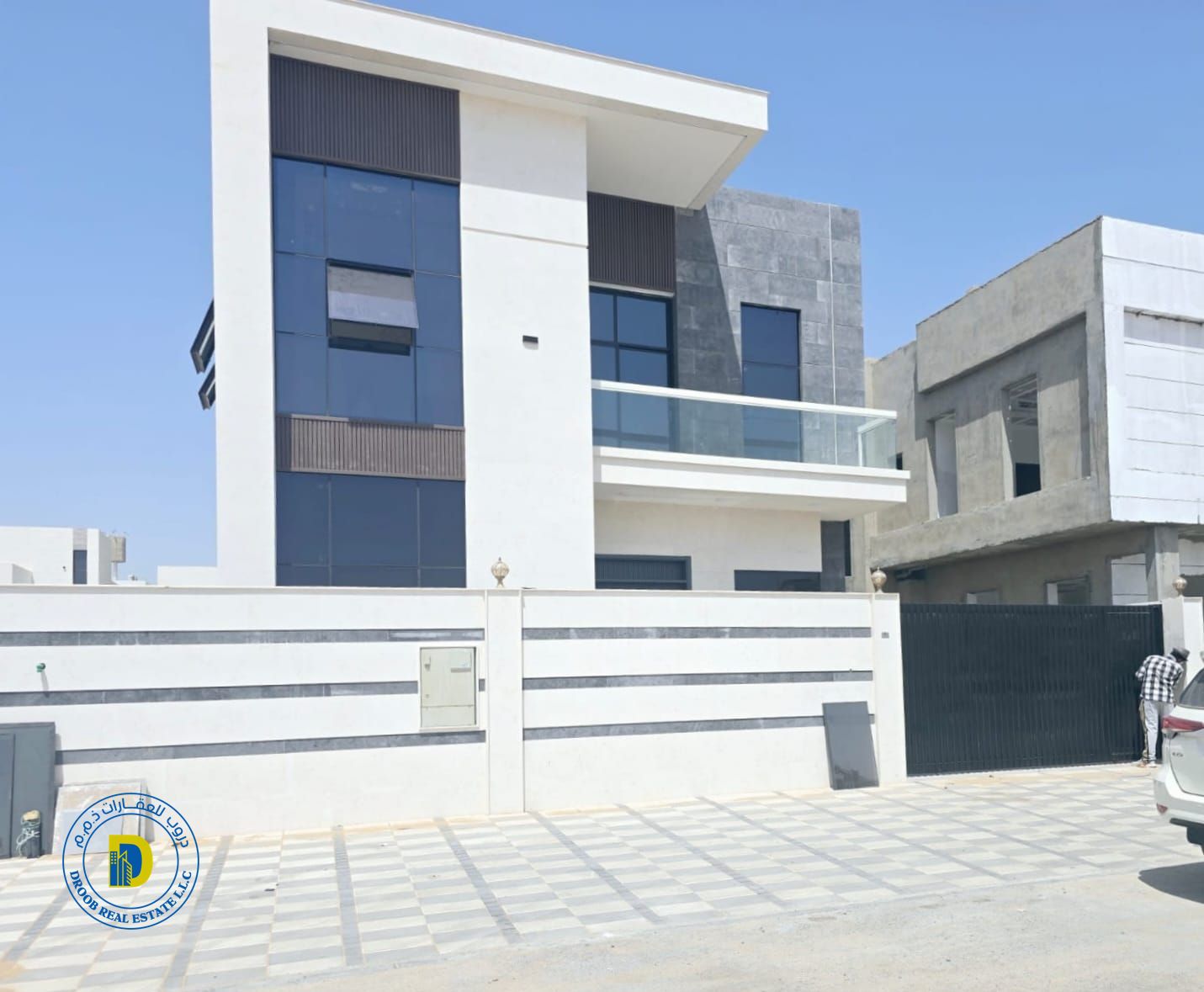 For sale in Al-Yasmeen area, a villa with 5 rooms and a roof, at a very special price