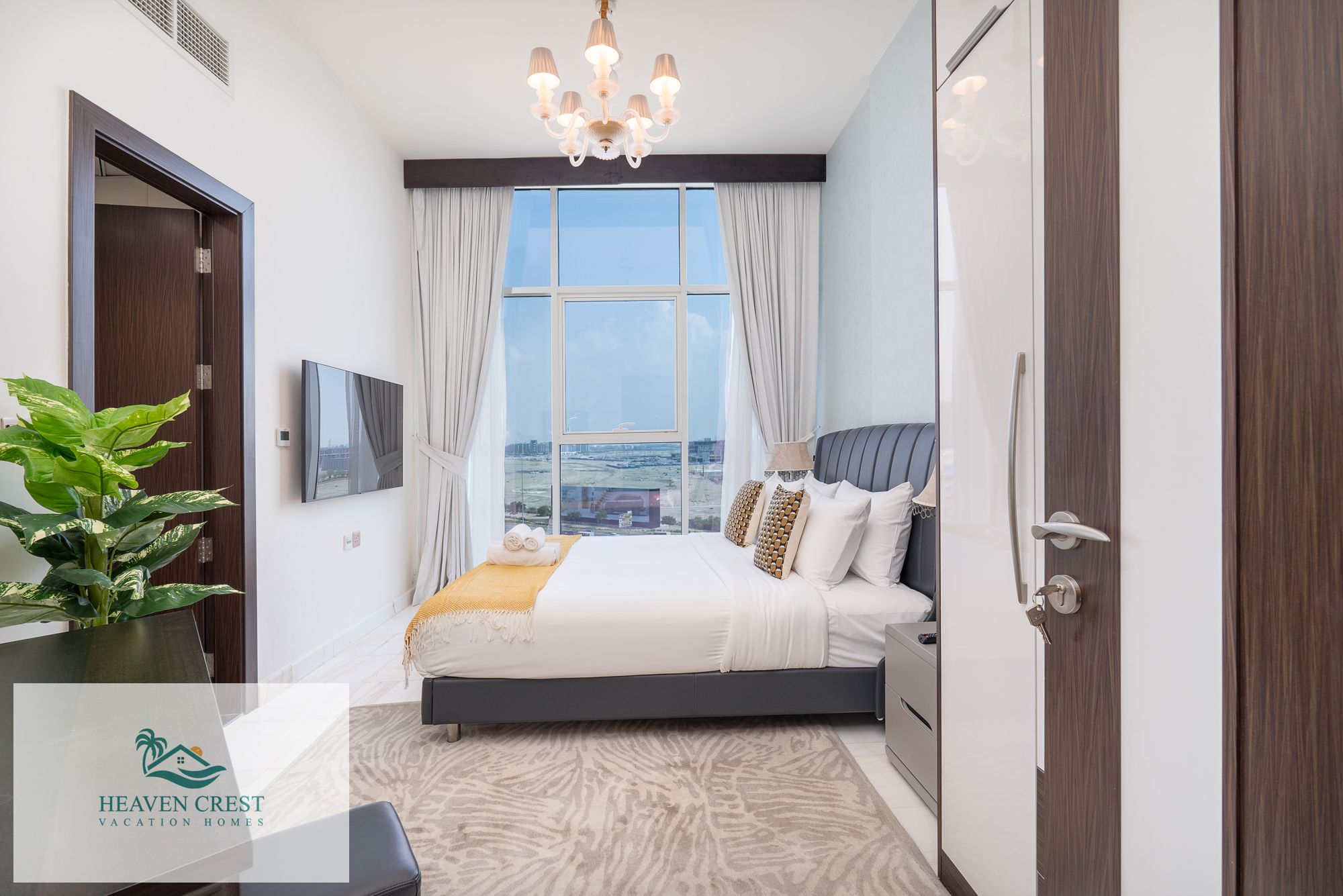 Ultra Luxury 2 bed Apartment with Canal Views- Free Parking, Gym and Pool - All Bills included
