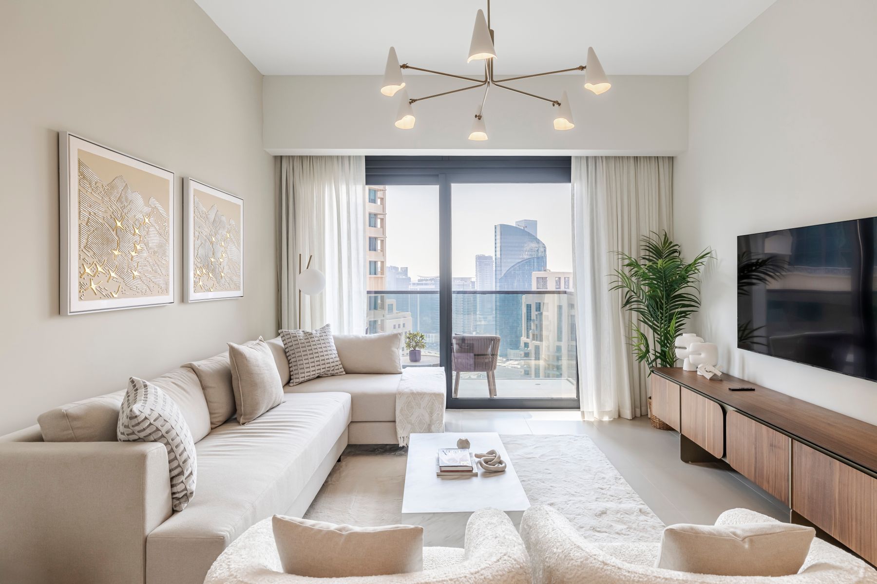 Stunning 1 BR Downtown Views | Great Amenities