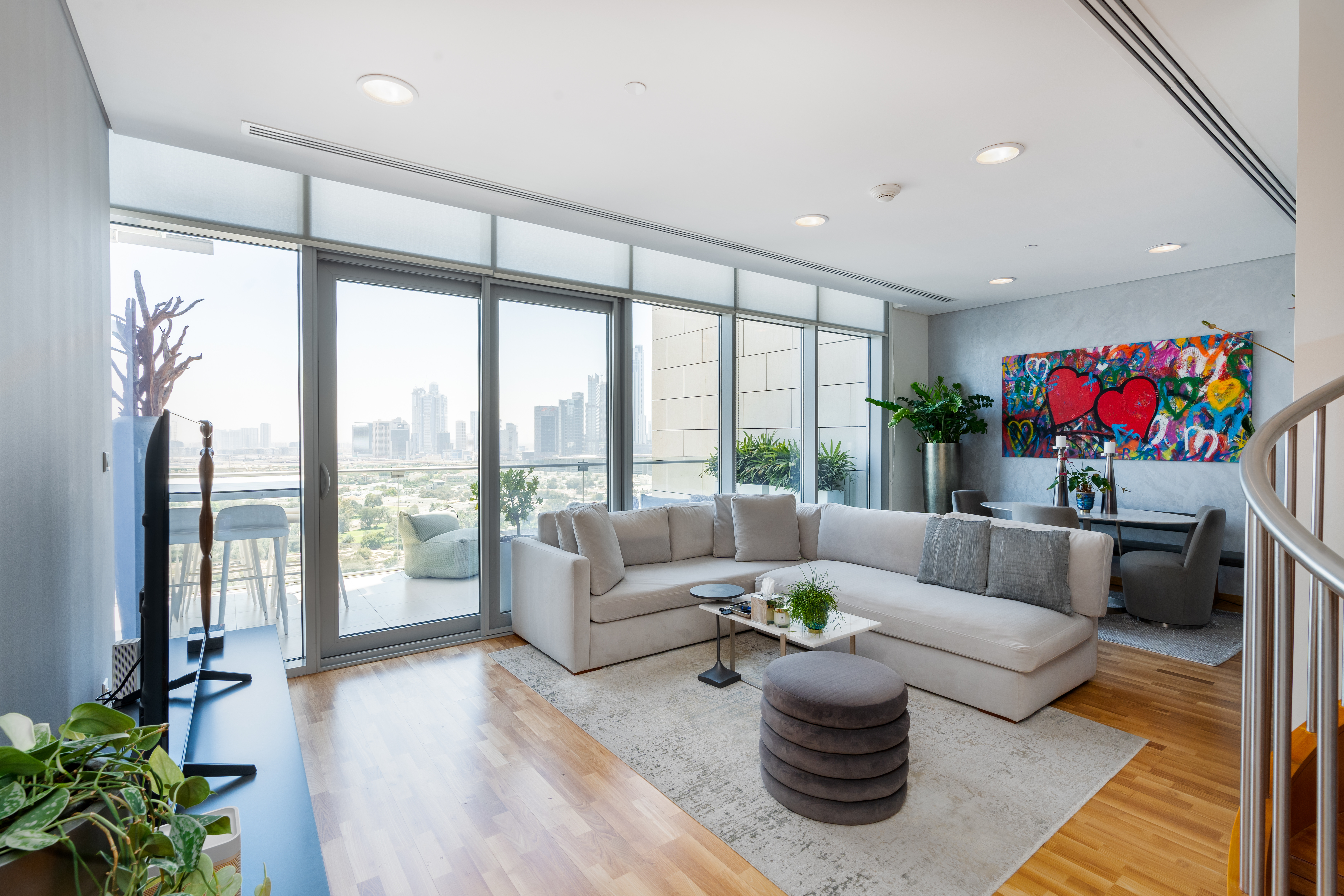 Cozy DIFC Duplex w/ Burj View, Pool and Gym