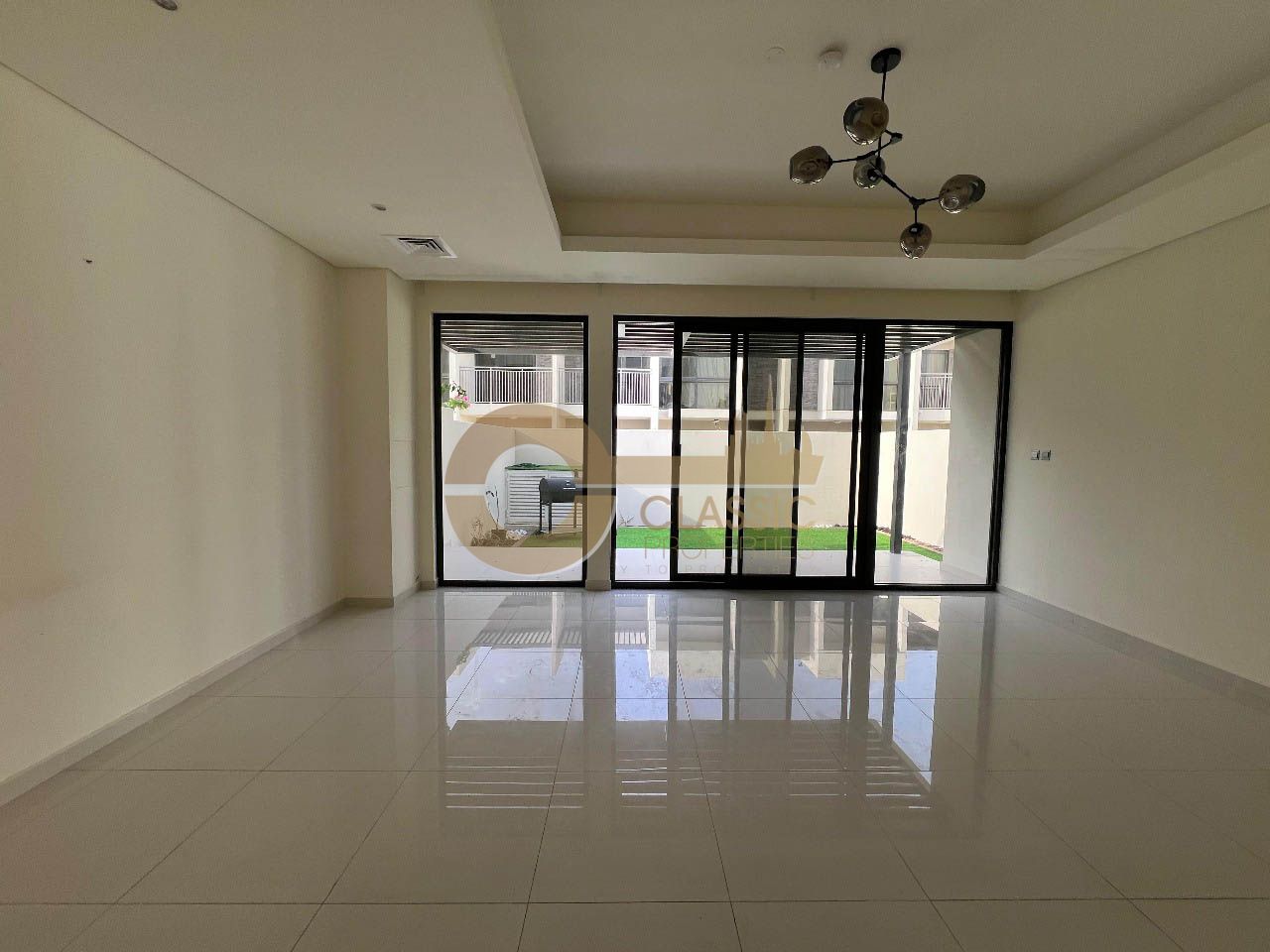 Elegant 3 Bed Corner Townhouse with Garden