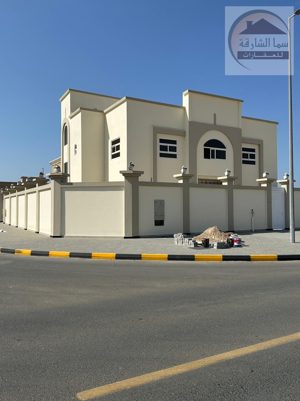 For sale, a corner villa in the Al-Azra area, new, with an area of 8,000 square feet, five rooms, high-end finishes