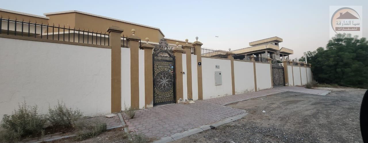 For sale, a villa in an approved area, one floor with an annex and split air conditioning
