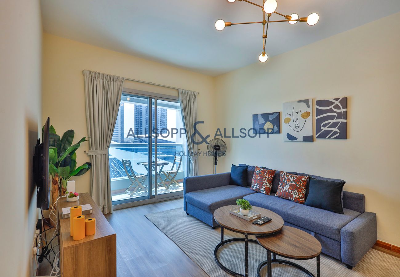 City Living Near Metro 1 Bedroom at Marina Diamond 3, Dubai Marina