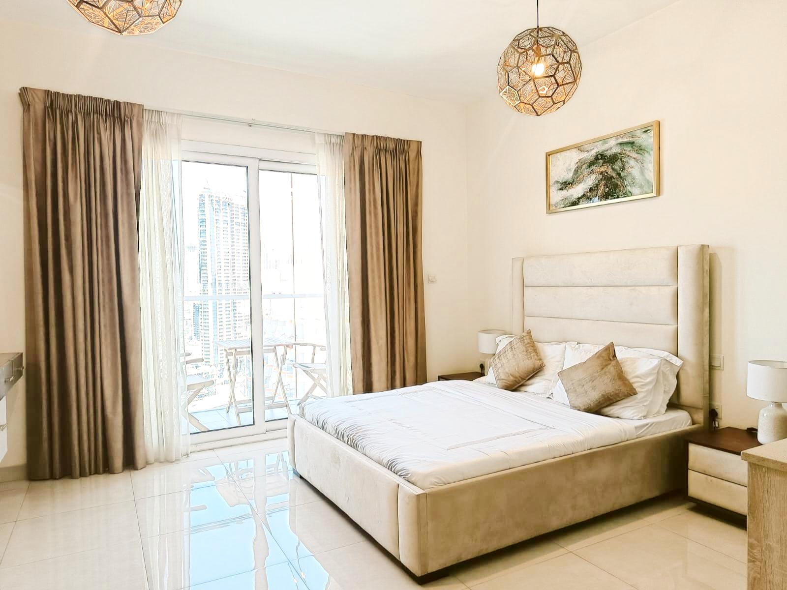 Modern Studio with Burj Khalifa and Canal View in Business Bay