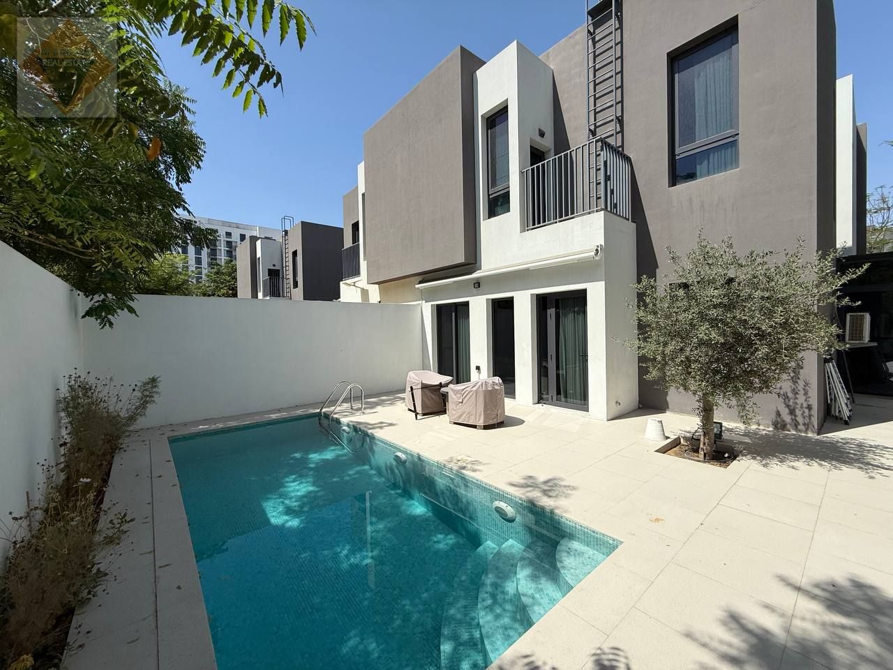 Ready-to-move-in villa in a prime location with a private pool and 2 spacious kitchens, partially furnished