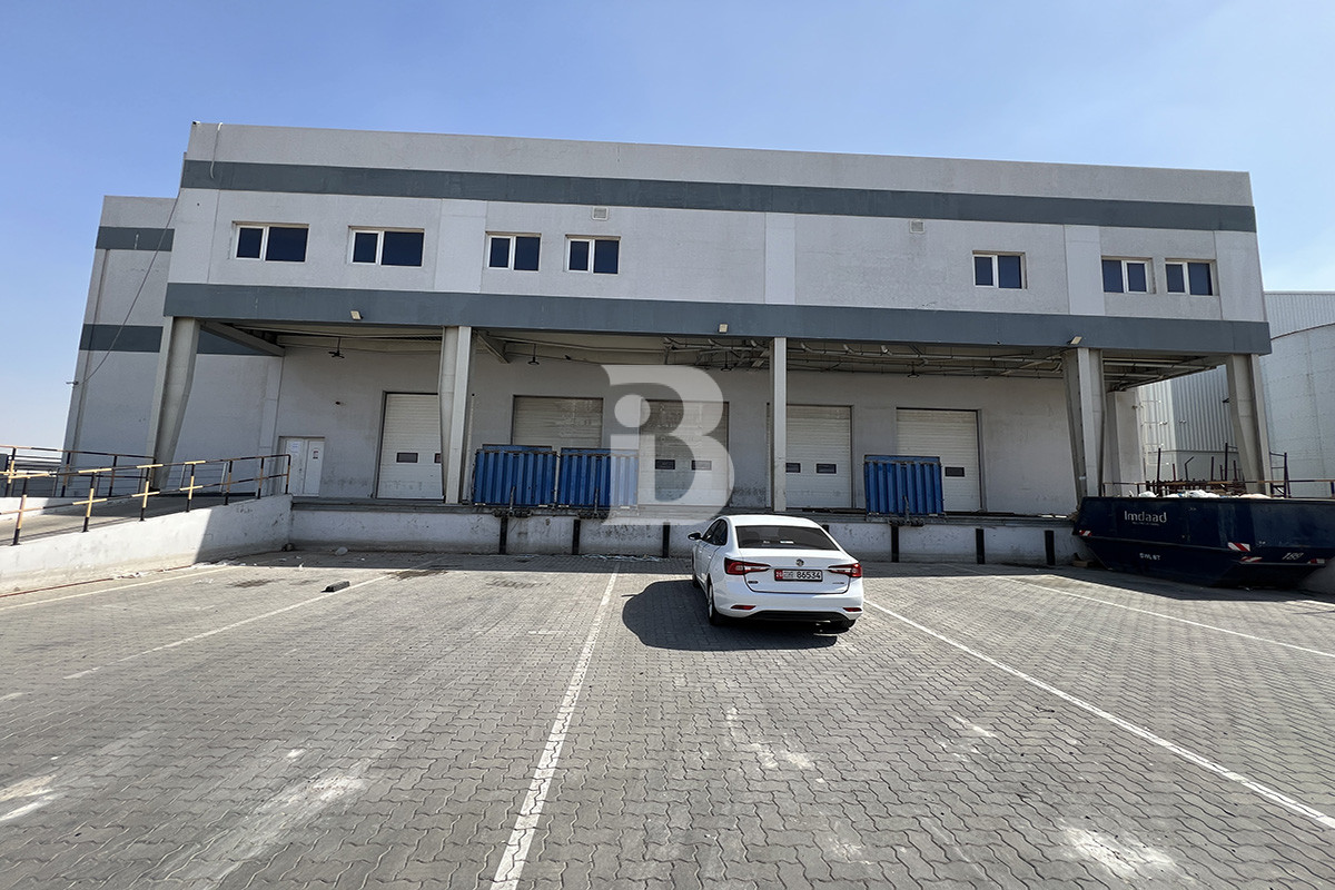 WAREHOUSE FOR RENT JAFZA / LOADING DOC / PARKING