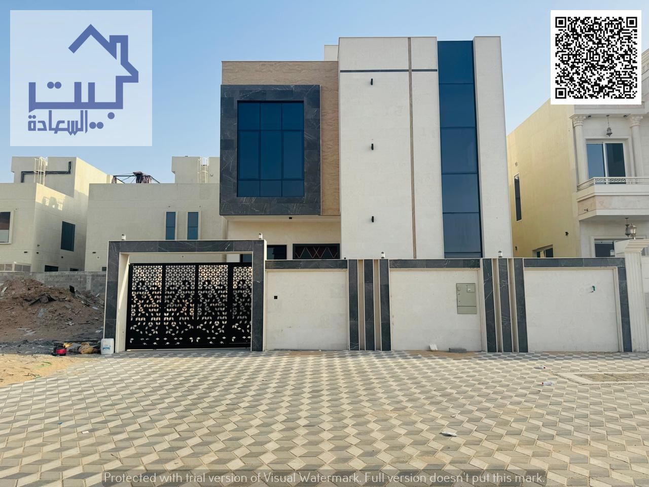 The villa of your dreams next to the Azha complex on the main road at a special price. Two floors and a roof, very luxurious finishes, freehold for al