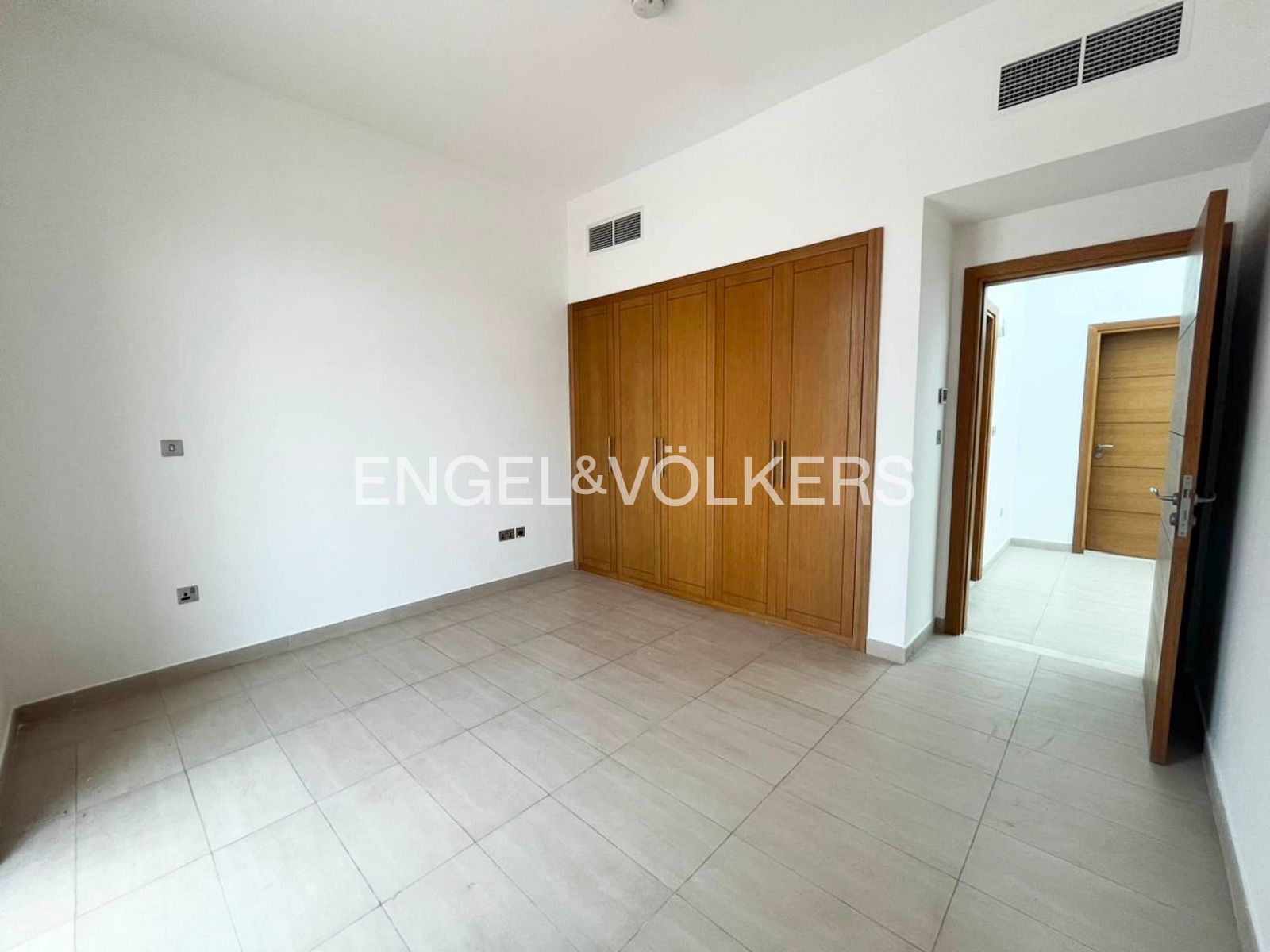 Upgraded Kitchen | Open Plan | Away From Cables