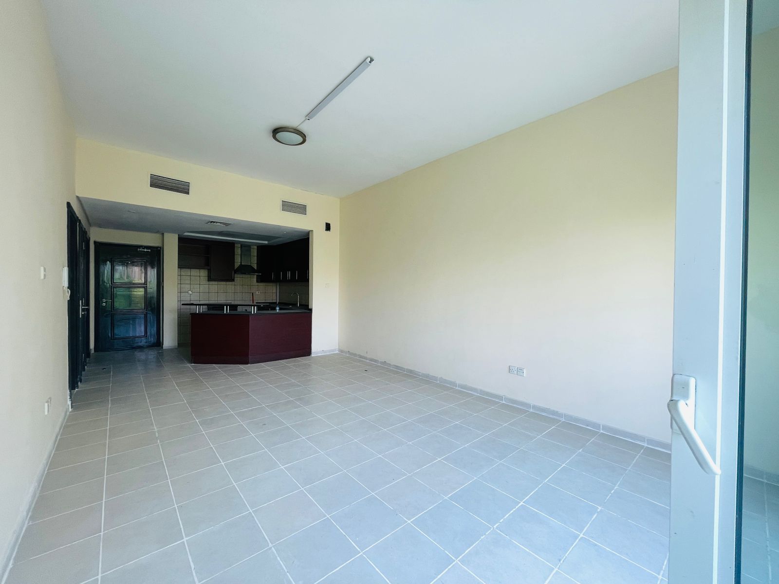 FURNISHED & UNFURNISHED | VACANT | NEAR METRO