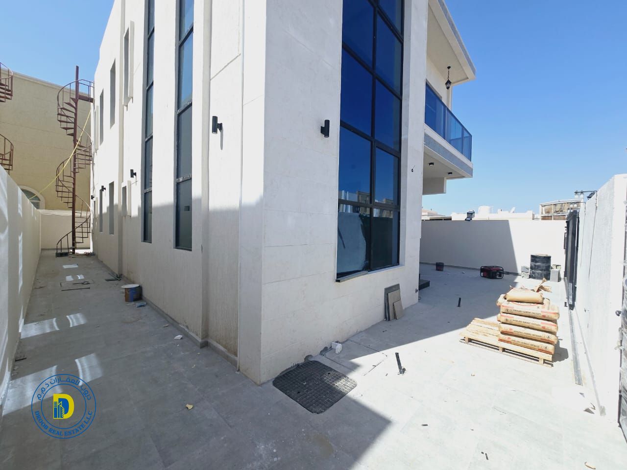 For sale, a corner villa in Rawda 3, modern finishing, 5 rooms