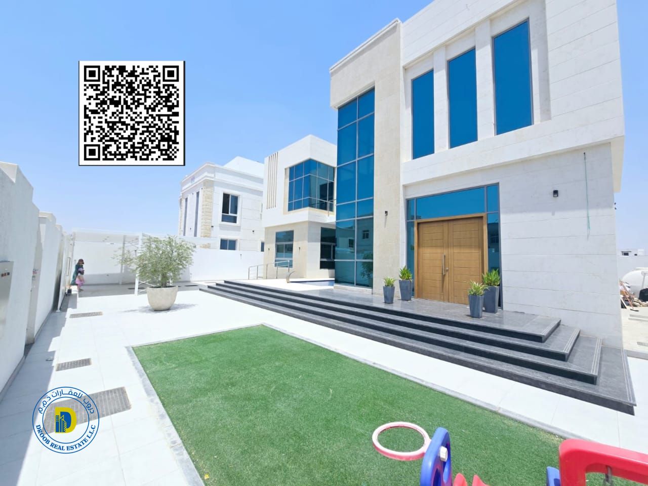 Modern villa, 6 rooms, large roof area with swimming pool. The price includes water, electricity and air conditioning.