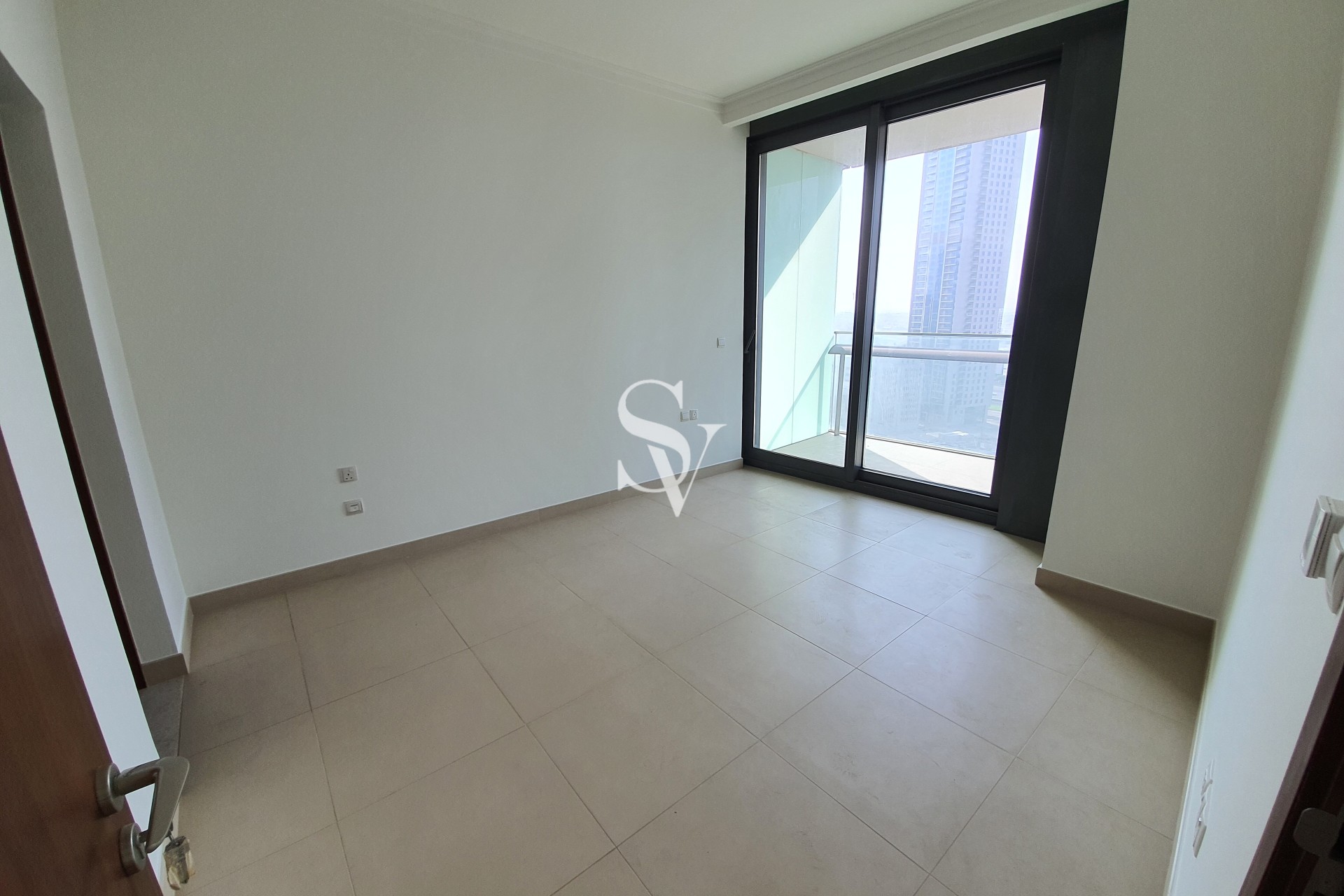 Fully Furnished | Mid Floor | Direct link mall