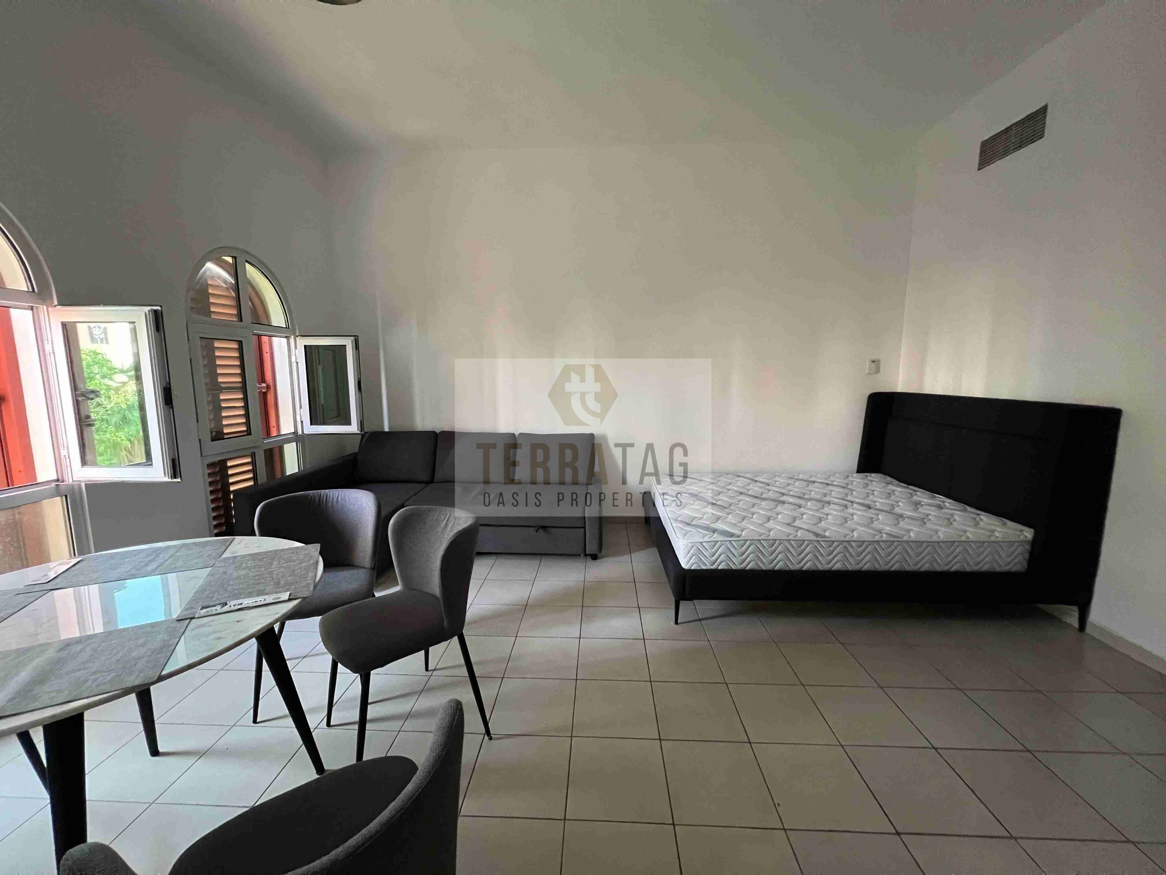 L SHEP FURNISHED STUDIO WITH STOREROOM NEXT TO METRO