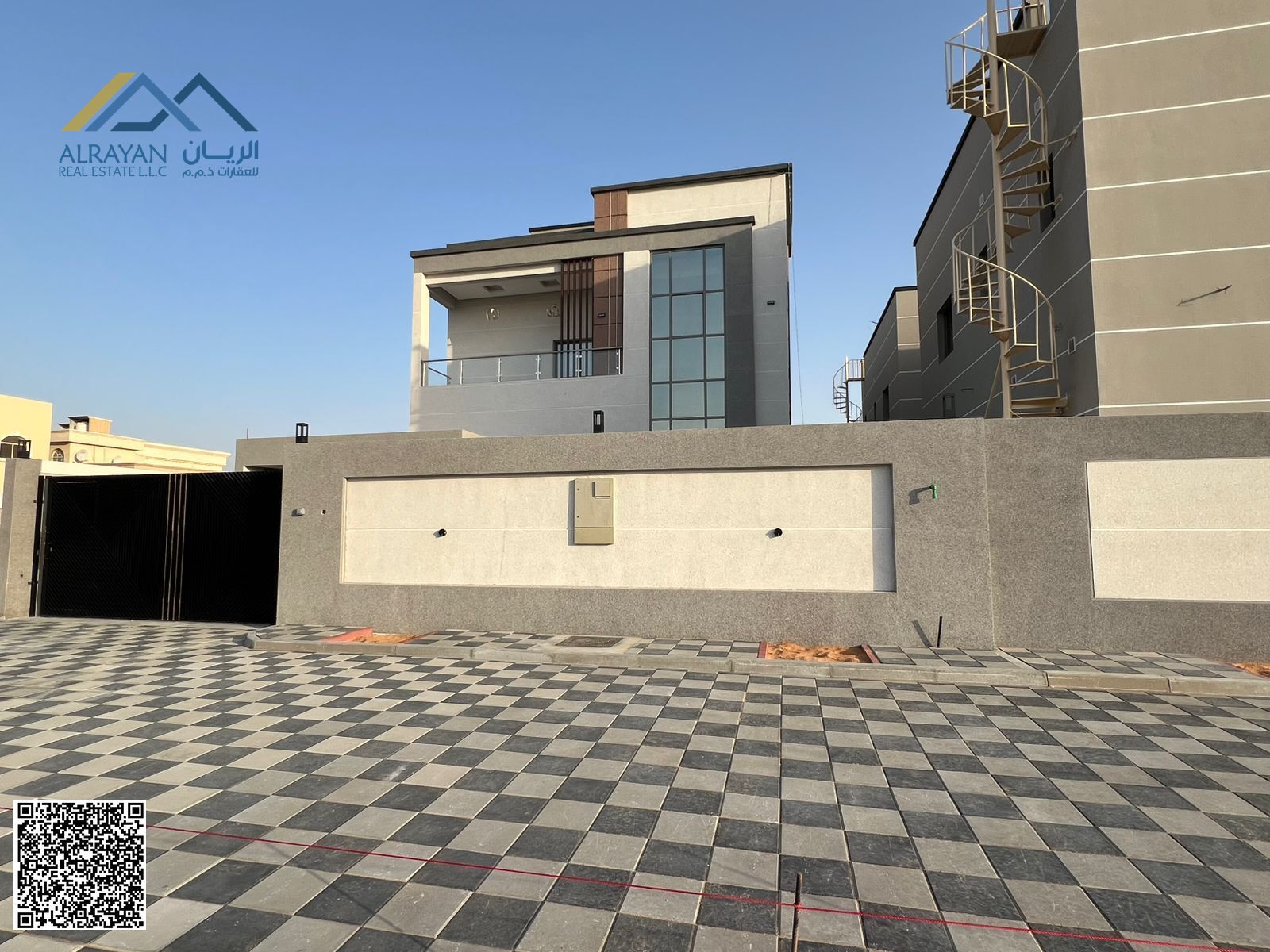 • For sale: A two-story, two-story corner villa with a roof, including air conditioning and a large courtyard.