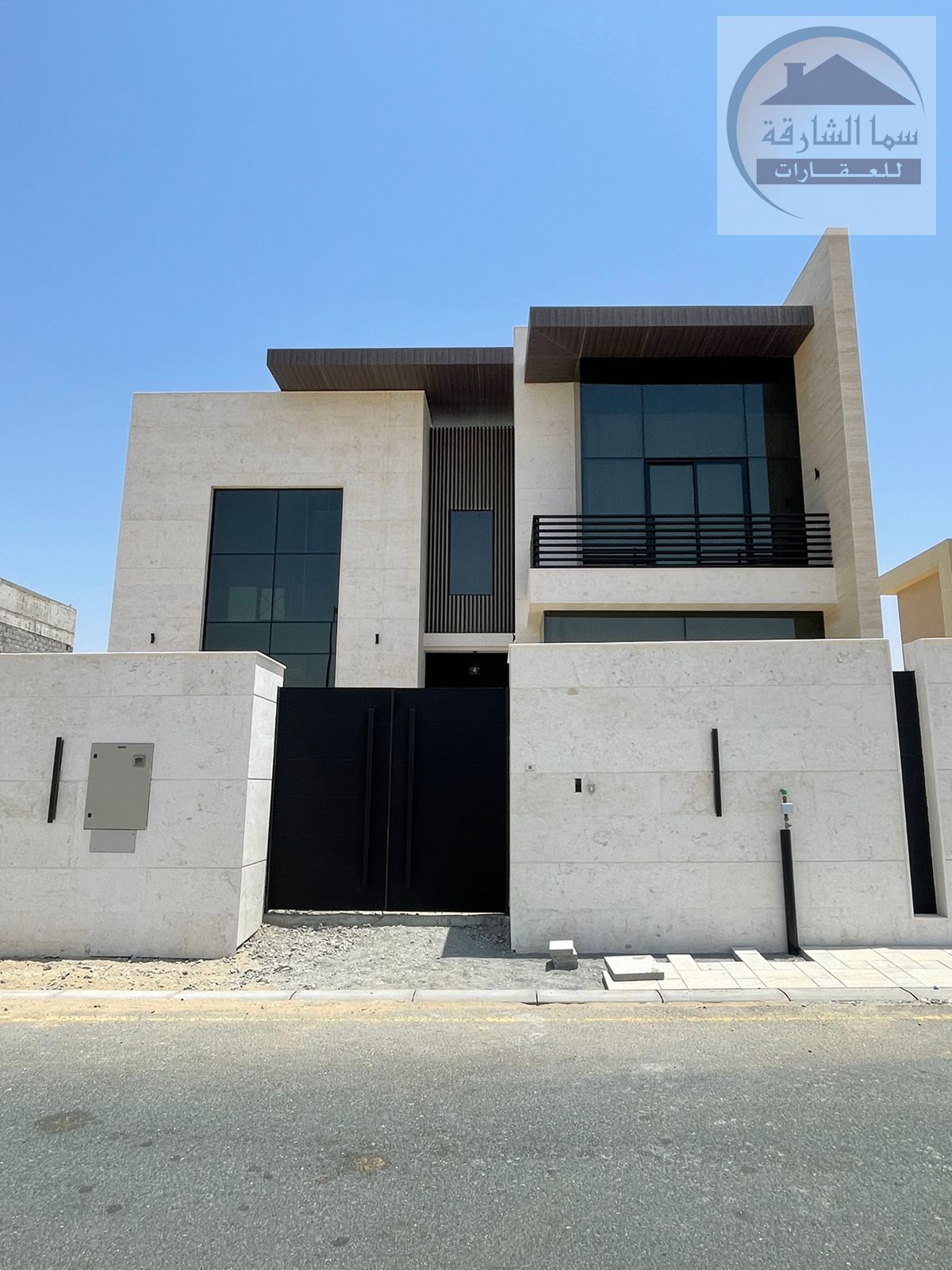 Modern villa in Al Tayy Al Raqiba area next to the Grand Mosque and close to the entrance and exit of the area, area 12,000 square feet