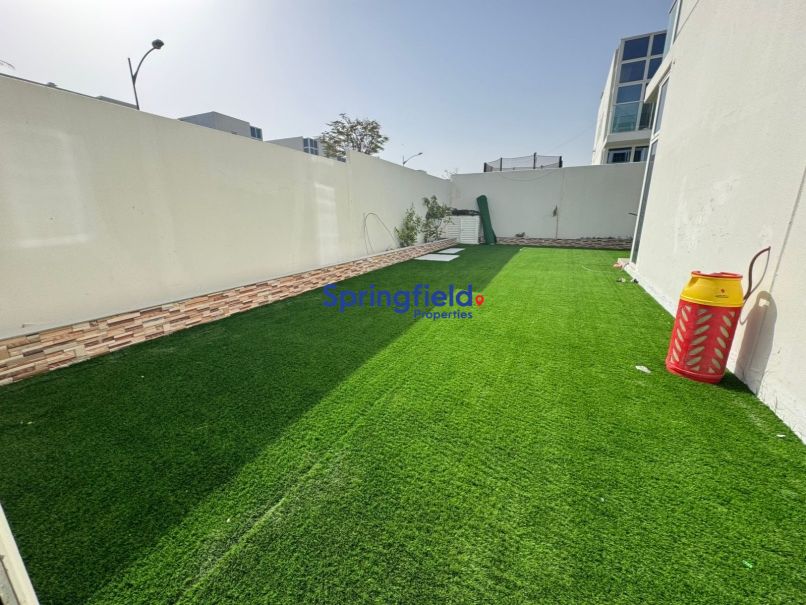 R2ee I Corner Unit I Huge Plot