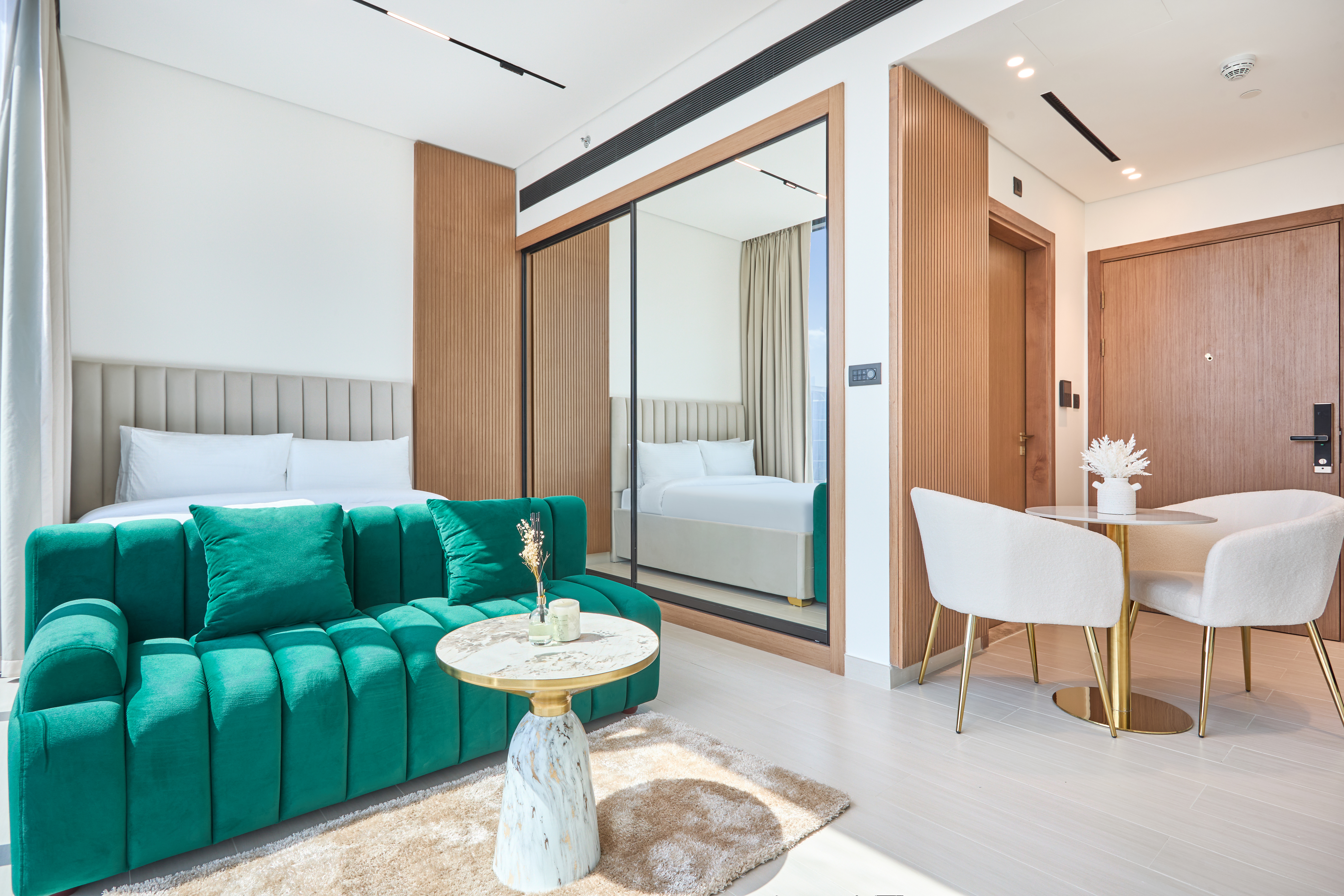 Cozy Studio, Fully Furnished plus a Stunning Canal View